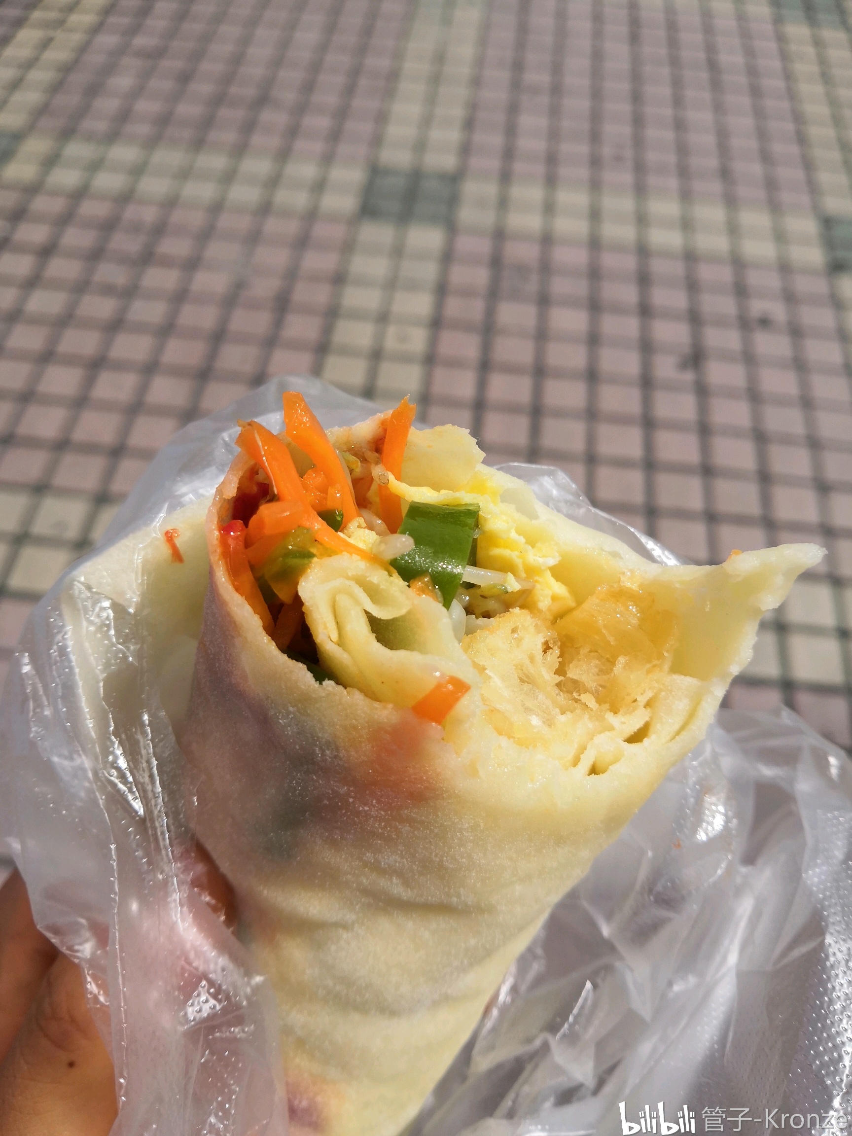 早餐:水烙饼(里面有胡萝卜,蛋皮,豆芽,和油条!