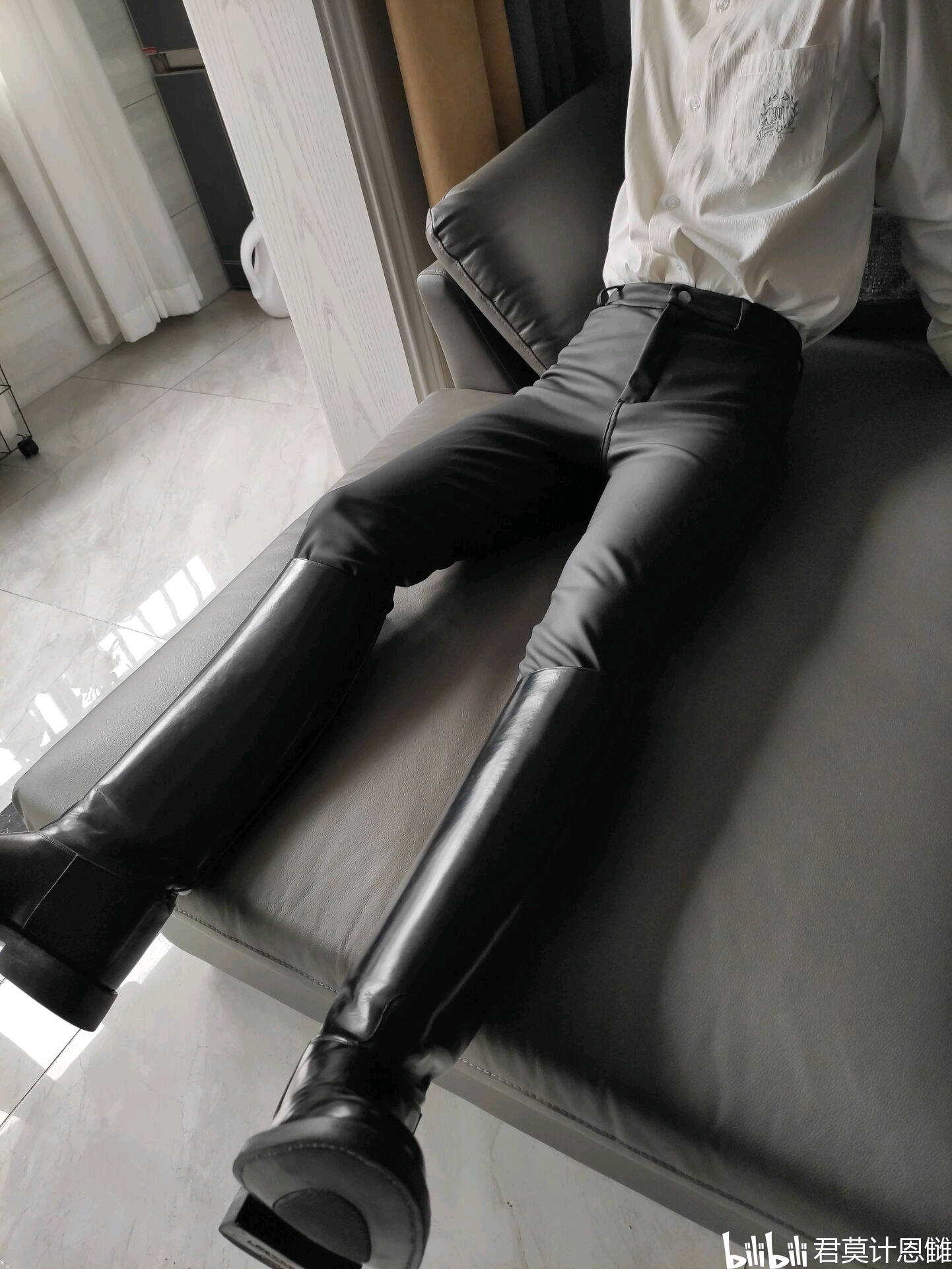 一位高大威猛的中国帅哥穿着黑色的长筒马靴-midjourney作品展示-Midjourney官网