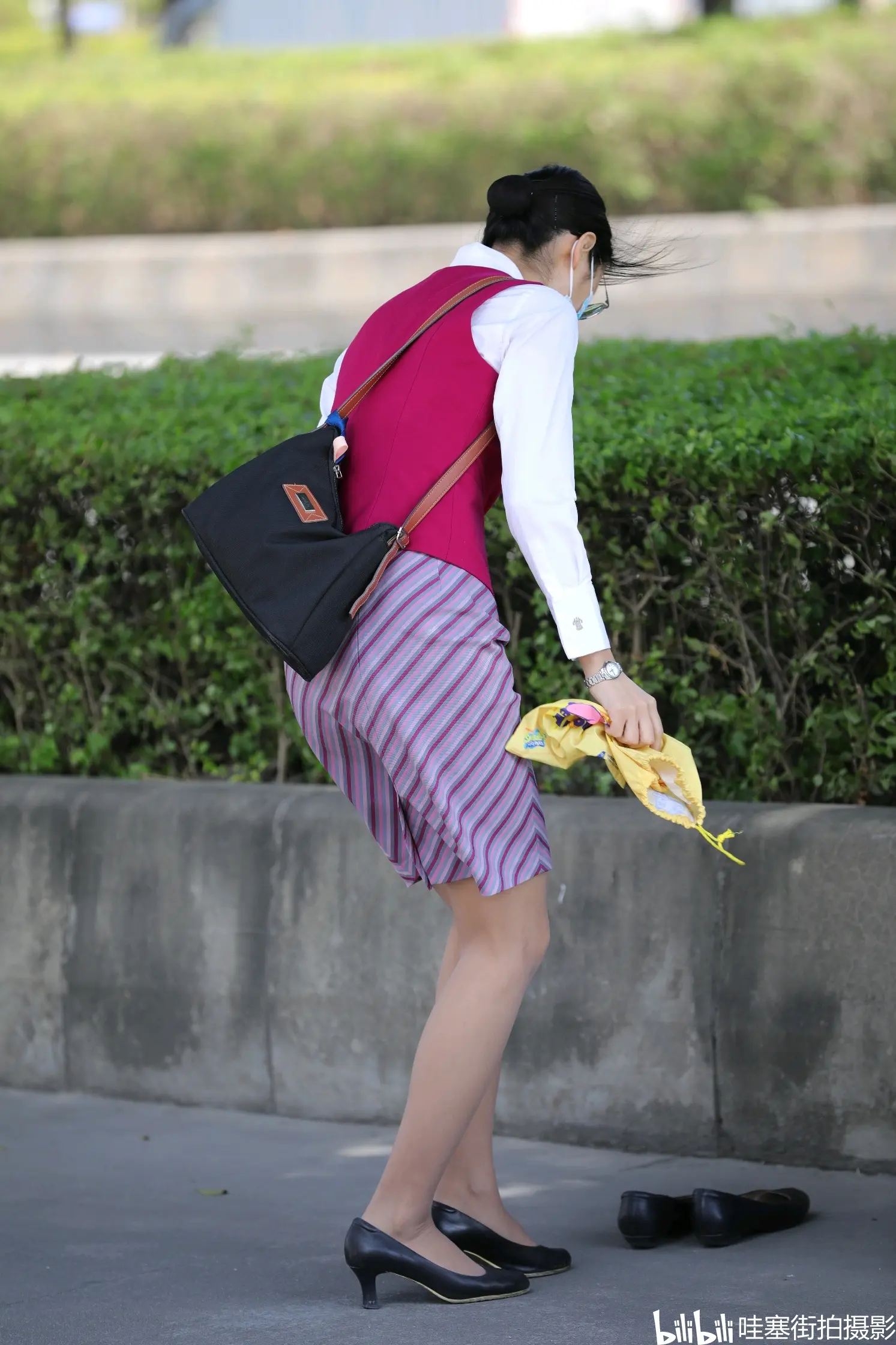 街拍高跟美女换鞋图片