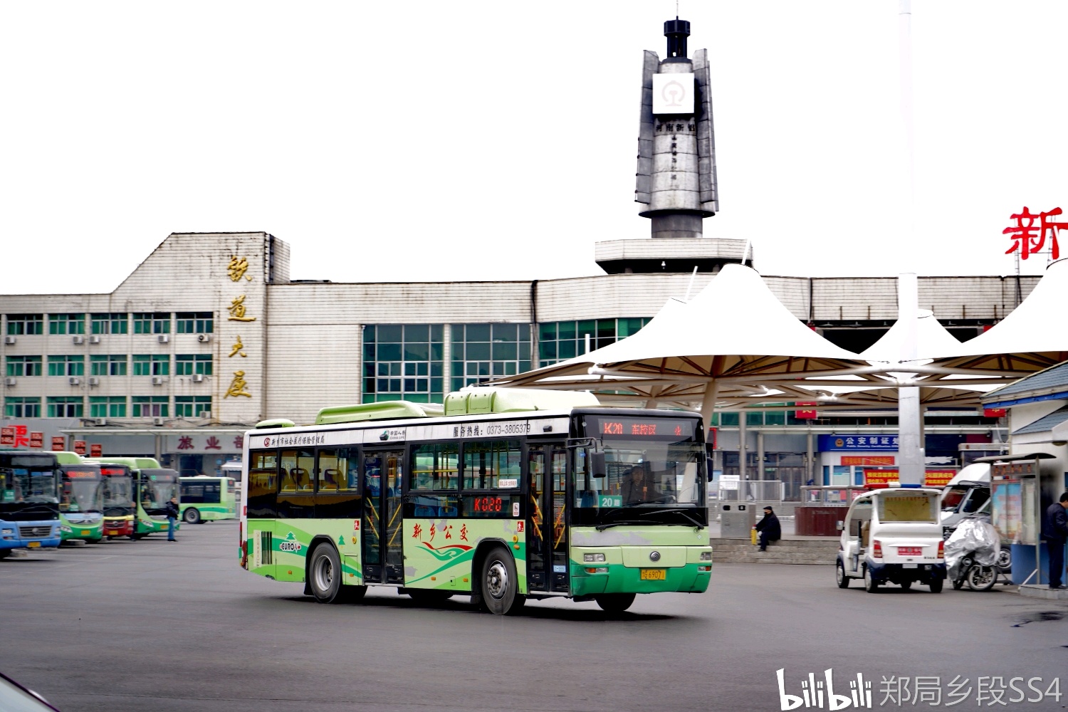 除夕下午的新鄉火車站廣場,新鄉公交大範圍停運的前一天,一臺20路氣