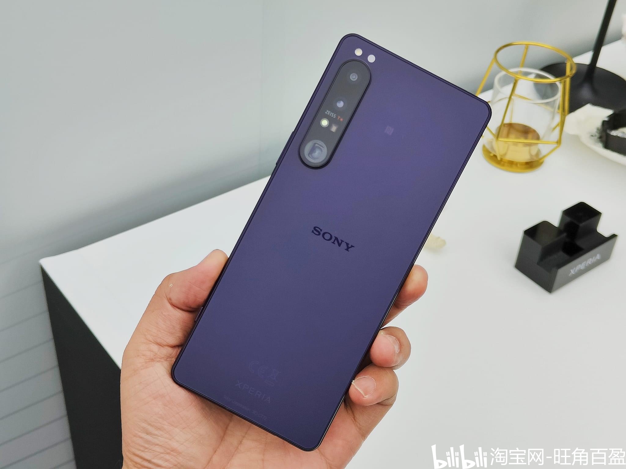 Sony/索尼Xperia1II紫色镜面效果图在外拍摄对比xperia1紫色马克兔真的太好看了吧# - 知乎