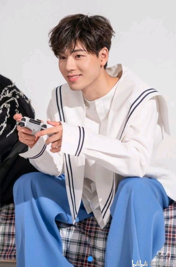 裴贤圣ins图片[恋爱播放列表]&朴天空