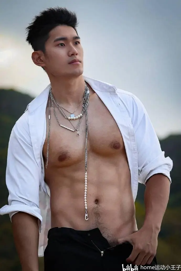 解开白衬衫露出结实的肌肉 健硕的胸肌和腹肌令人心动 哔哩哔哩