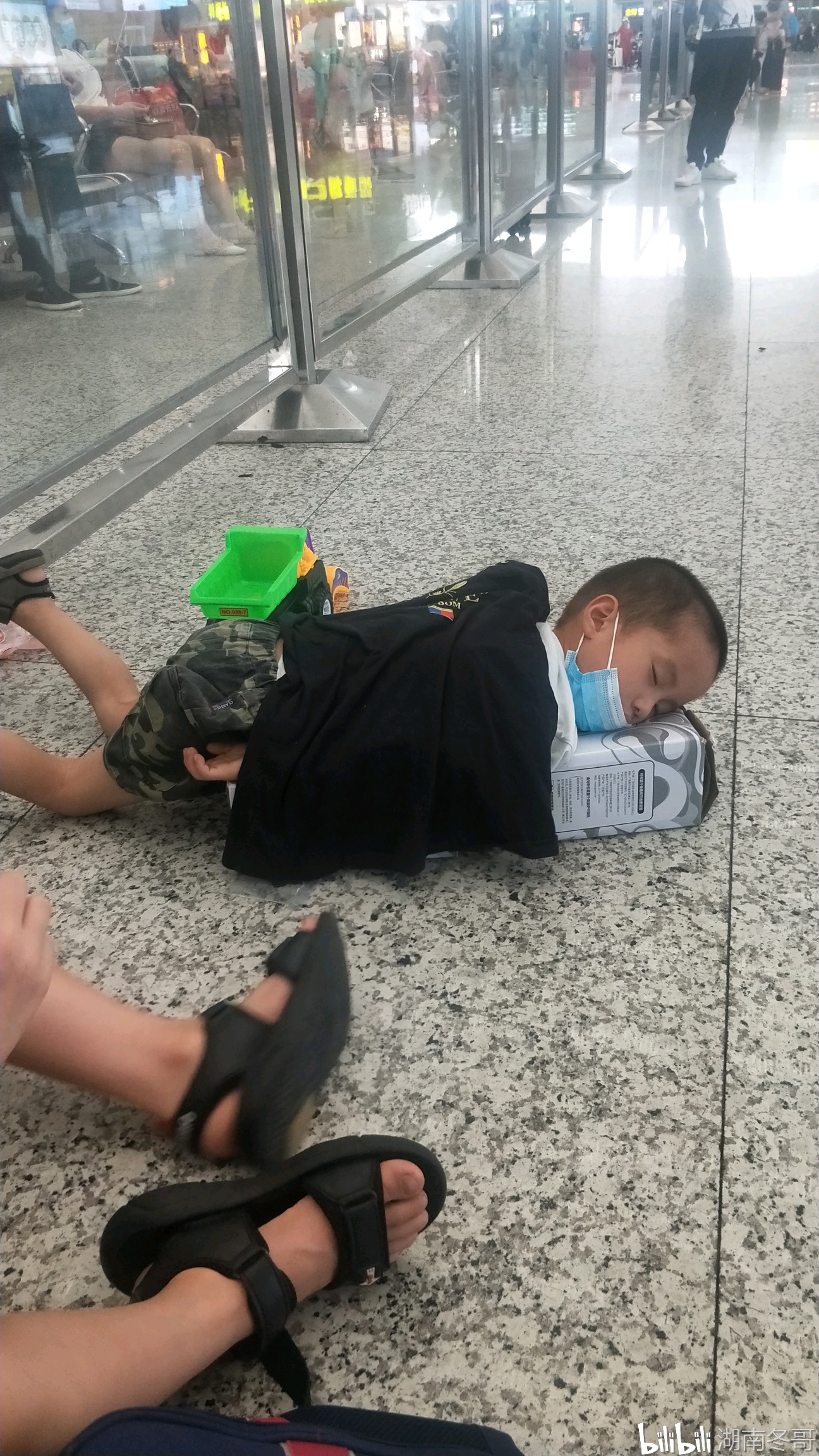 带小孩去深圳的路上,一路坐高铁转地铁的.累坏了,太远了