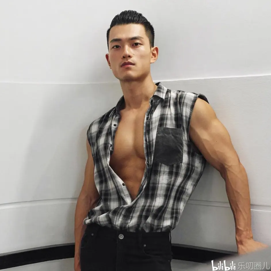 肌肉男壮硕的胸肌令人汗颜 八块腹肌和人鱼线也如雕琢的艺术品 哔哩哔哩