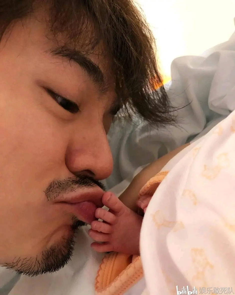 罗仲谦夫妇 有女万事足 杨怡声称 宝贝吃饱睡足是最大的满足 哔哩哔哩