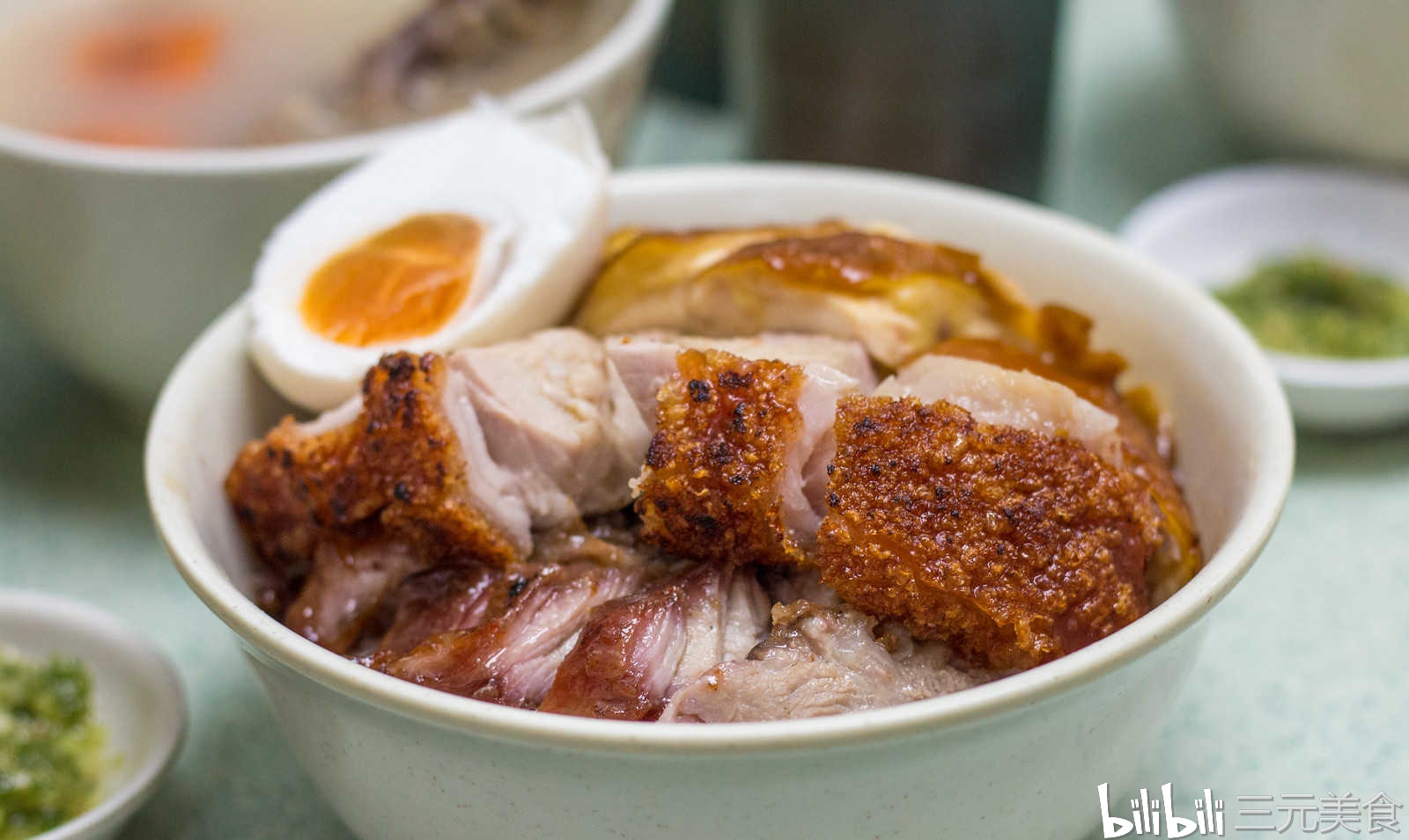 大量脂肪而使得内部变得柔软而滑腻,结果就成为了最美味的食物之一