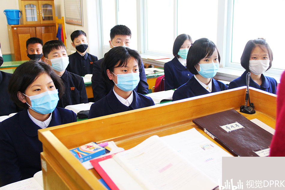 【走进朝鲜】街拍朝鲜学生上学,高中技校