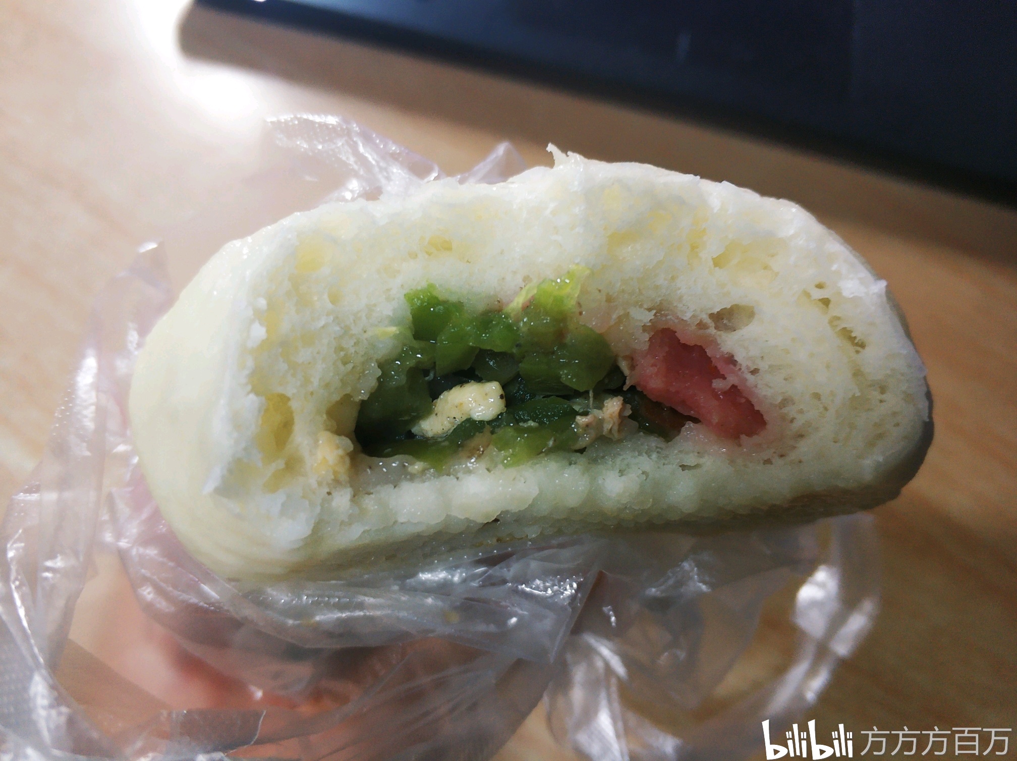 有一个生煎趴,可是我太饿了 撑不住了就去食堂买了一个青椒火腿包子