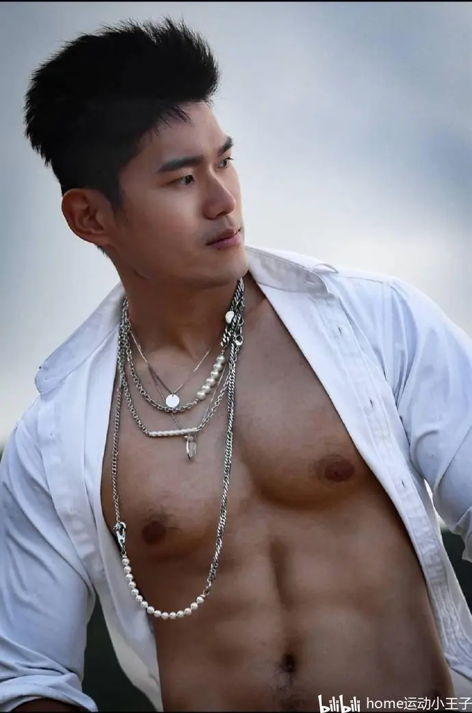 解开白衬衫露出结实的肌肉 健硕的胸肌和腹肌令人心动 哔哩哔哩