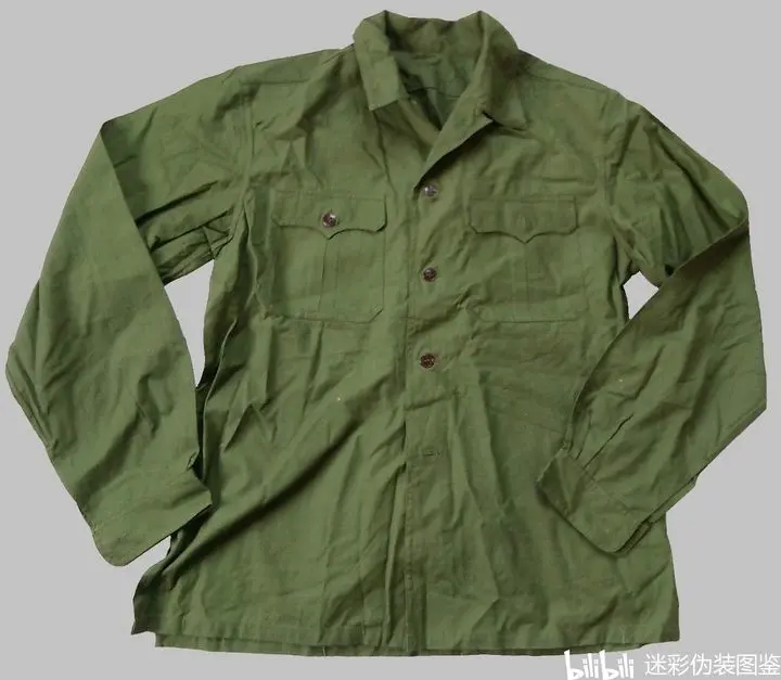 1980这款内外两用衬衣在1979年先行配发广州,武汉军区陆军空军战士