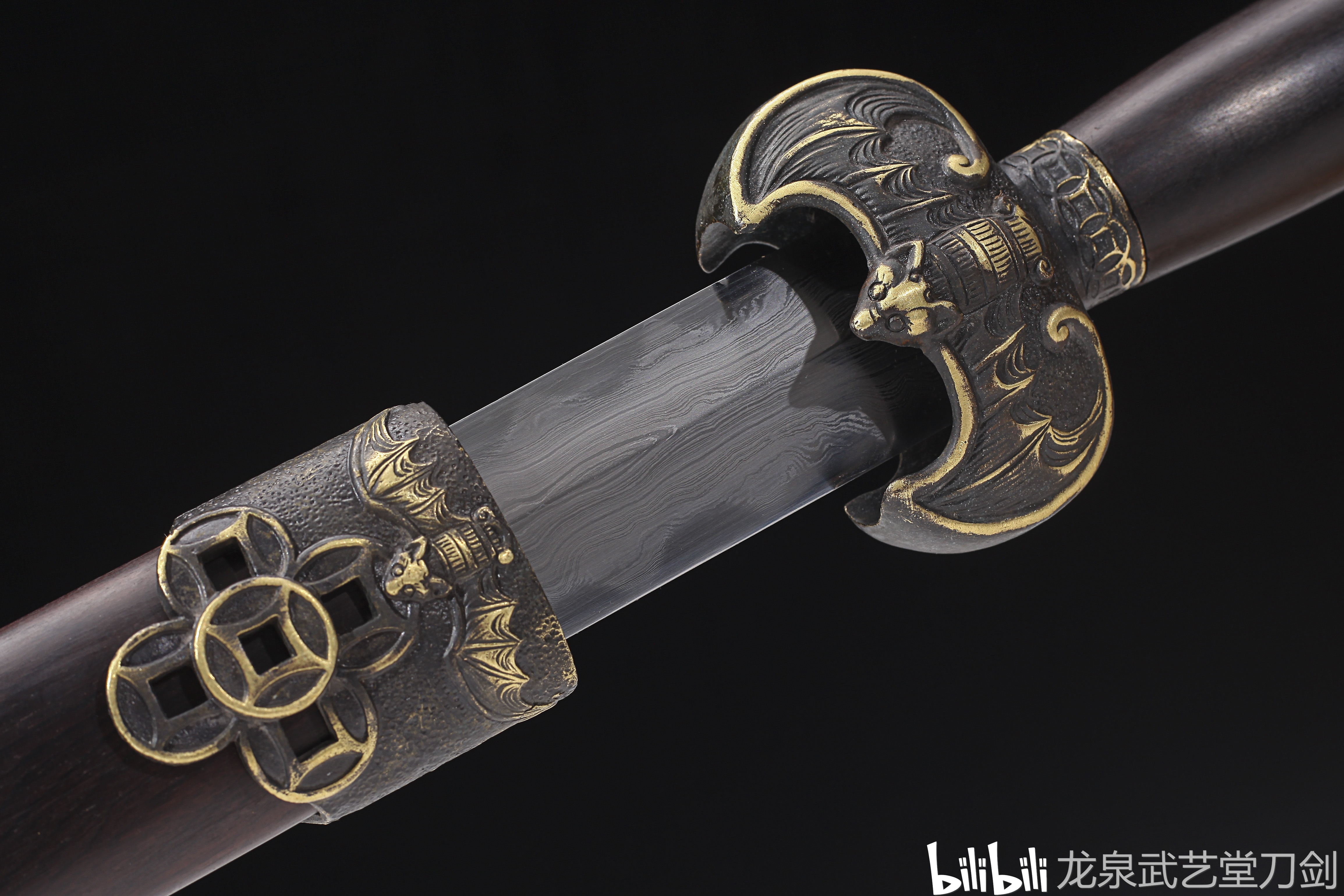 请欣赏-百炼花纹钢覆土烧刃蝙蝠剑