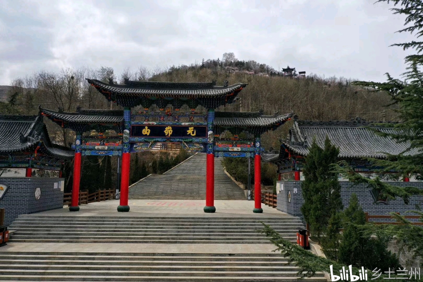 航拍!空中鸟望春暖花开元峁山