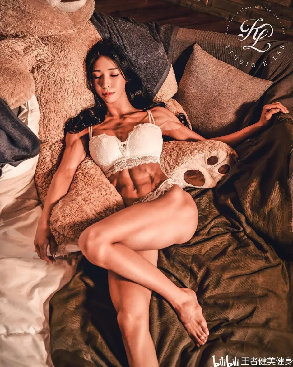 美女比基尼火辣魔鬼身材的韩系筋肉娘 周末晚上再嗨一把 美女如云