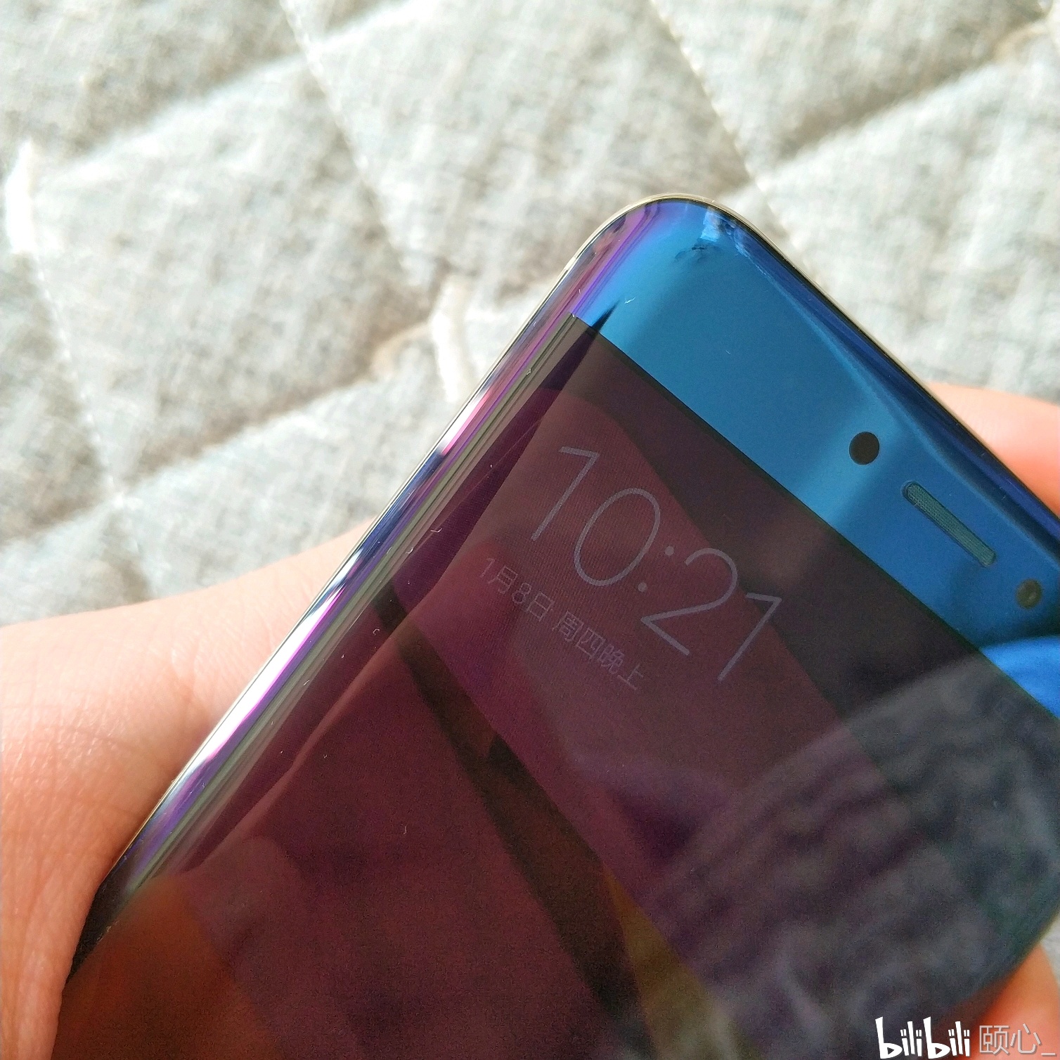 屏幕用紫色过渡完美解决了黑边粗