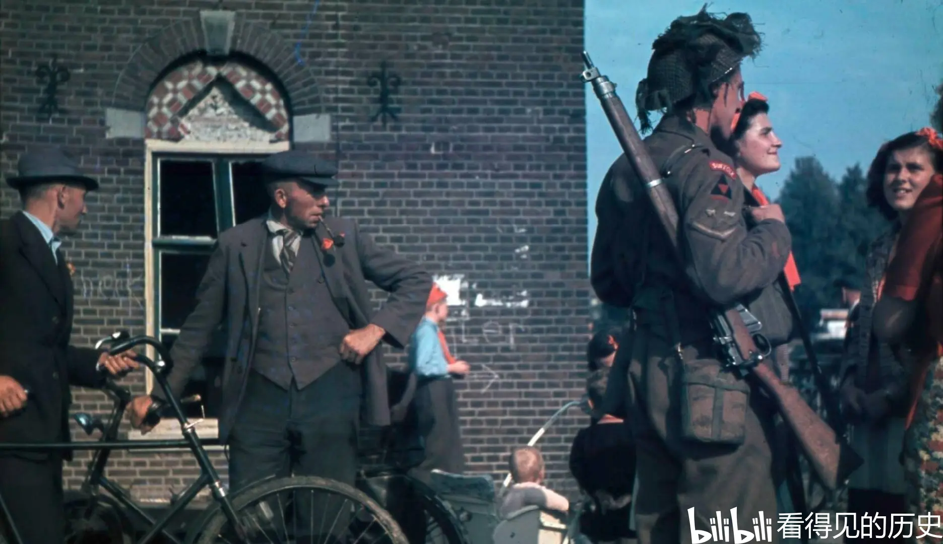 二战老照片 1944年盟军在荷兰 一个个喜气洋洋 - 哔哩哔哩
