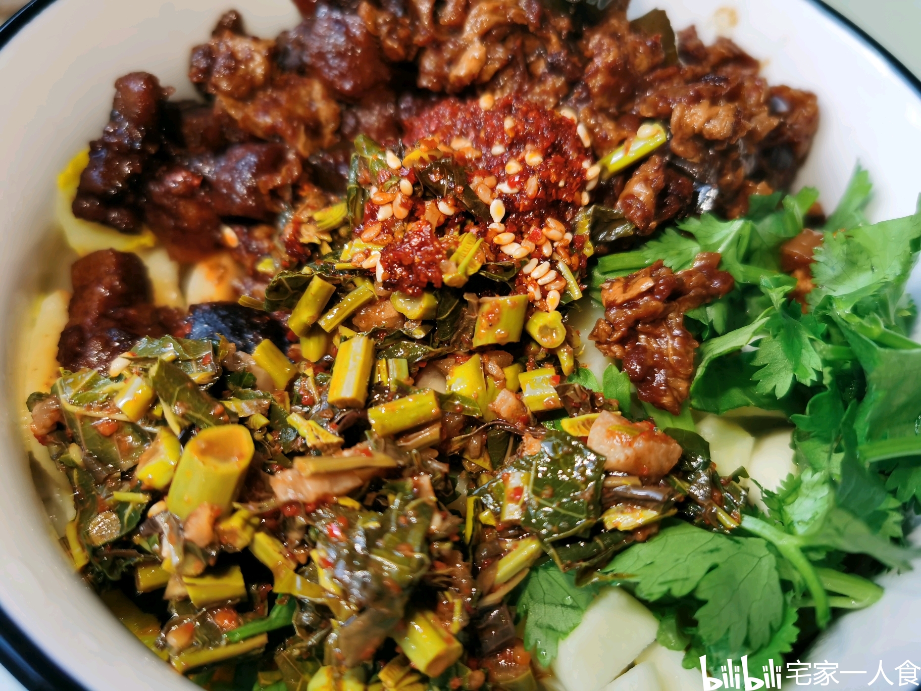 手擀面加昨天做饭包的鸡蛋酱卤肉香椿酱