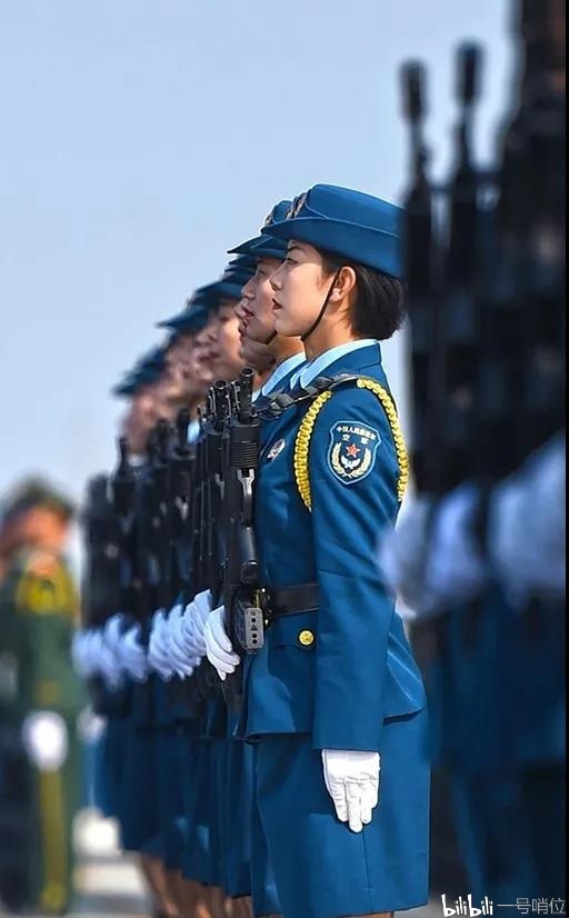 參加過國慶閱兵退伍回校的軍訓女教官太颯了