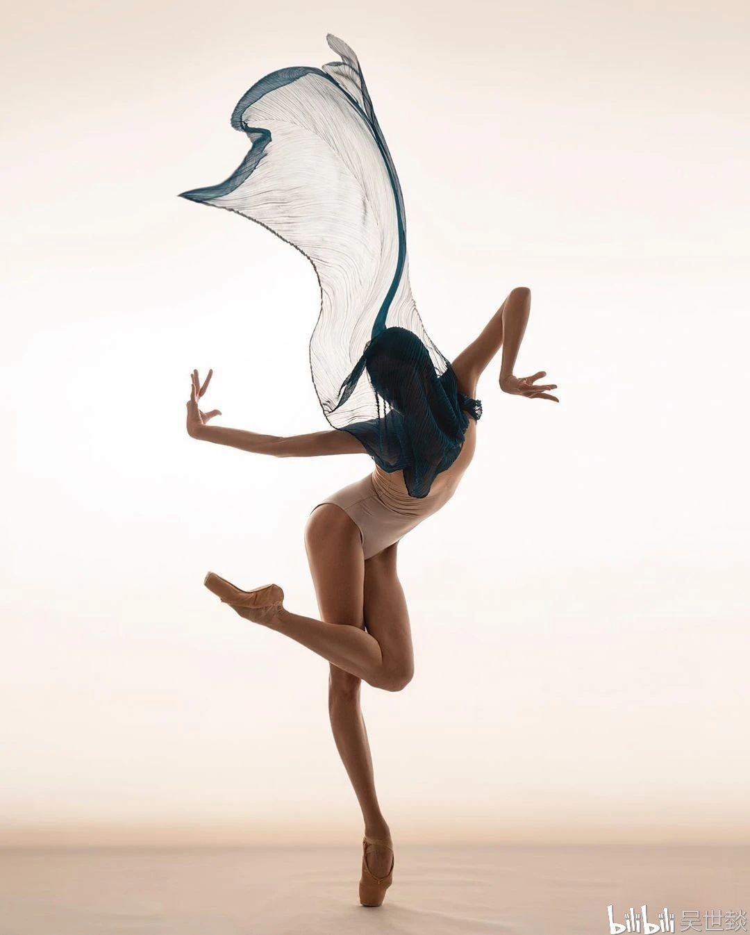 舞蹈美女舞蹈制服性感美腿写真_舞蹈美女图片写真_三千图片网
