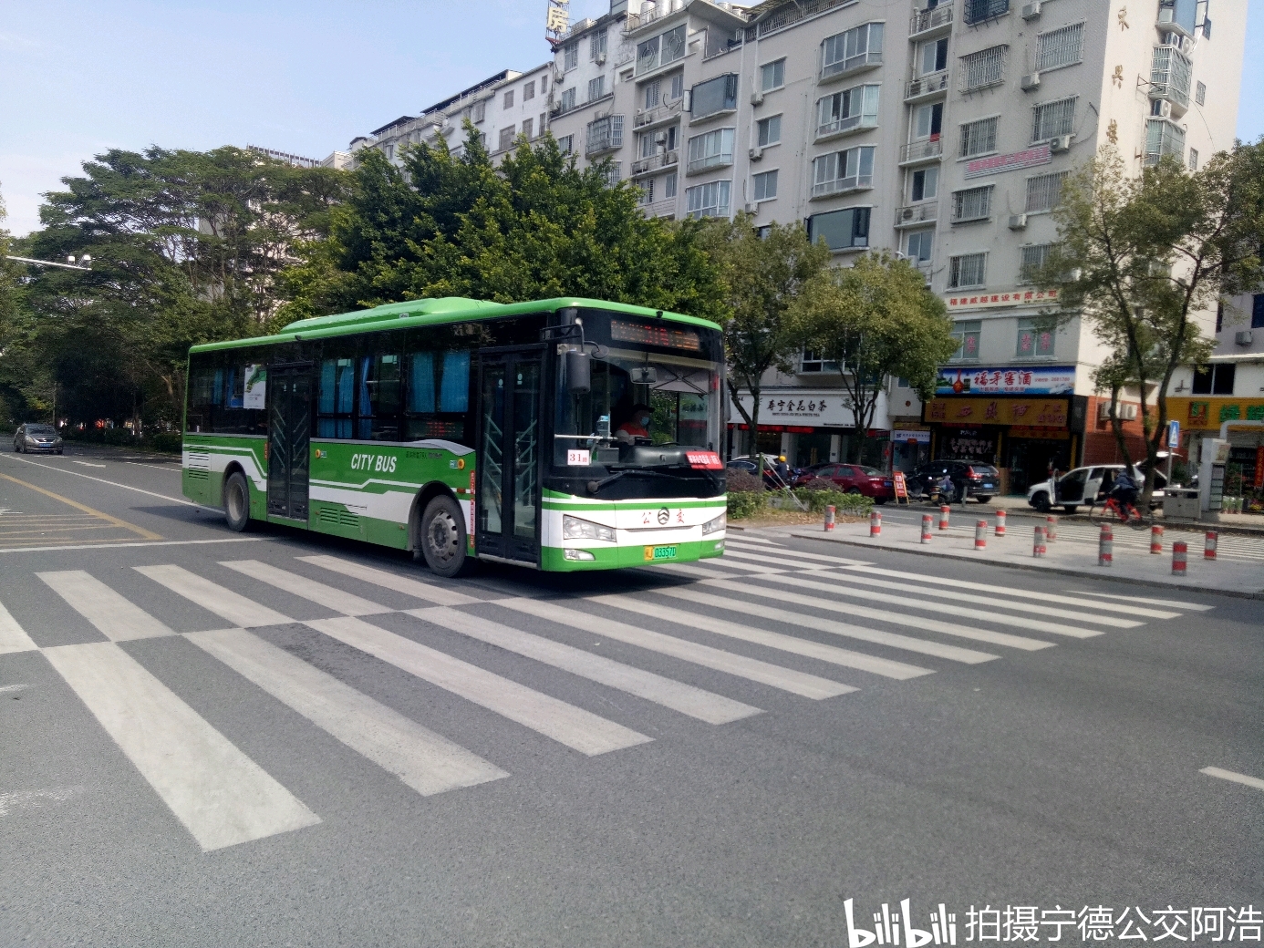 自动驾驶公交亮相郑州 车路协同、5G信号全覆盖