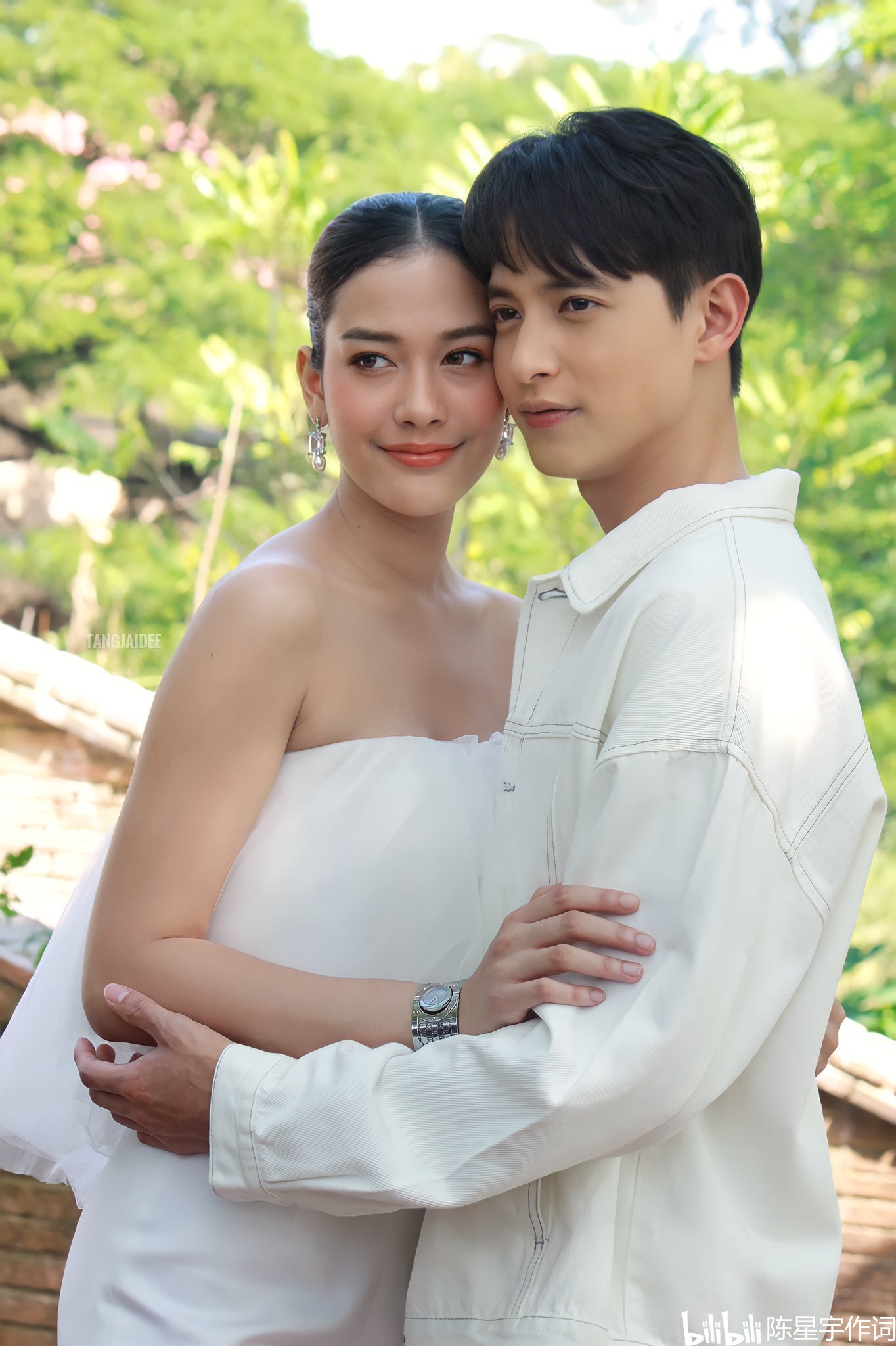 泰国三台当红偶像jamesjirayu搭档年下女星gina yeena上演都市情感