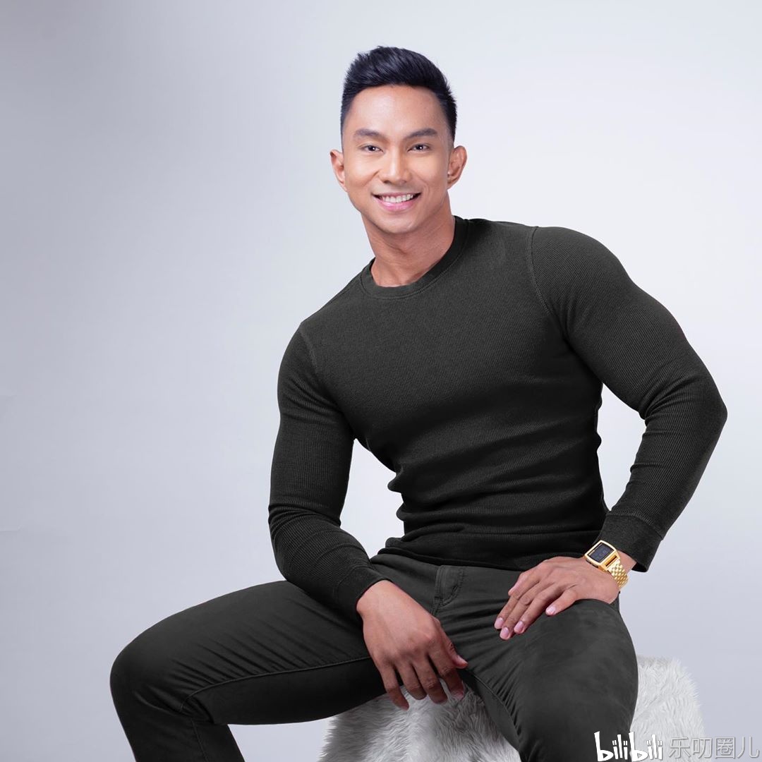 男友力爆棚的肌肉型男 小麦色肤色下是精致的腹肌和性感的人鱼线 热备资讯