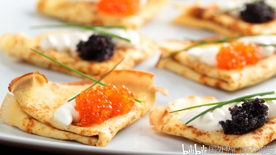 俄罗斯:板上有红色和黑色鱼子酱的俄式薄煎饼听起来可能很奢侈,但这