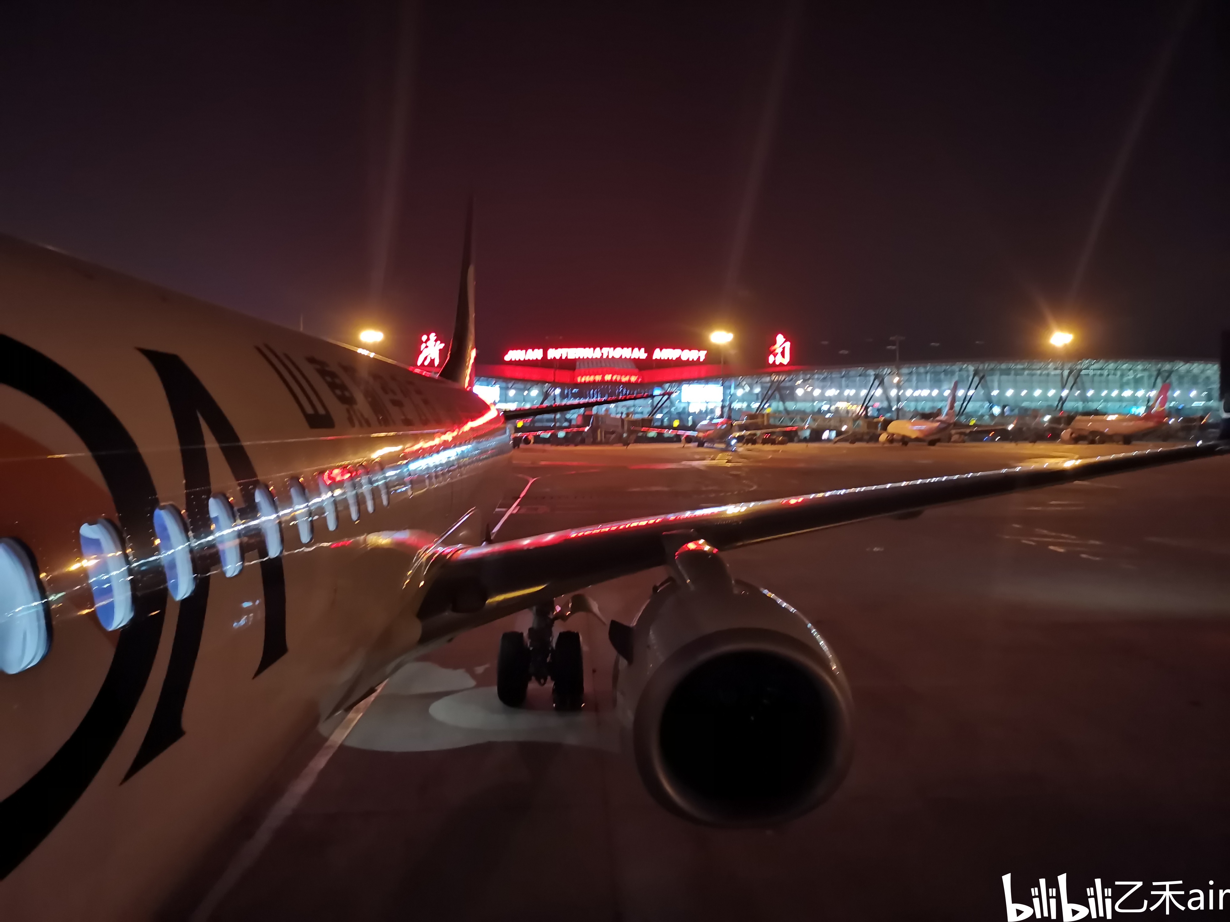 夜晚飞机场登机的图片图片