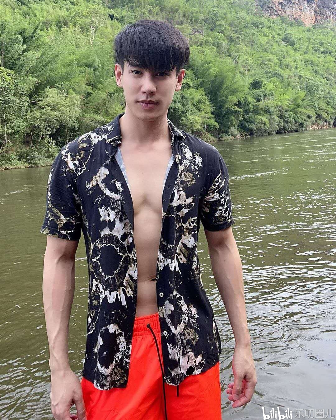 撸猫撸铁他是帅气的肌肉暖男携一身精致性感的肌肉游山玩水