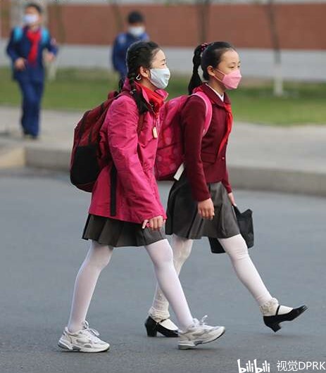 【走进朝鲜】街拍朝鲜学生上学,高中技校