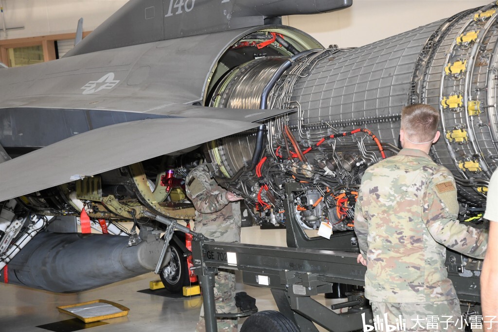 美國f16戰鬥機更換髮動機整體塞進飛機尾部