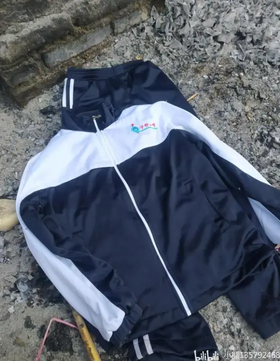 黑白校服 - 哔哩哔哩