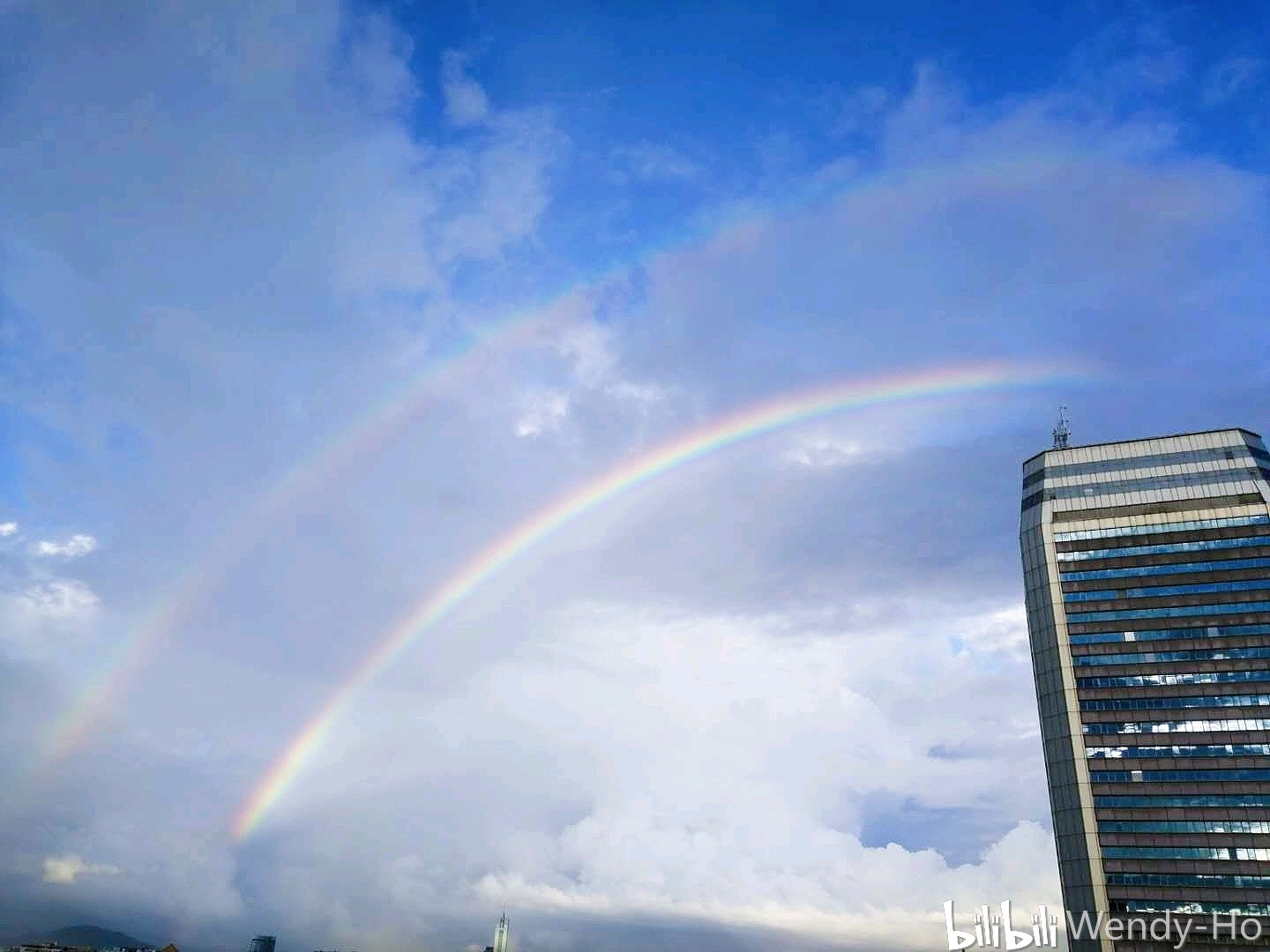 两条彩虹同时出现寓意是:拨云见日,事业有成,婚姻美满,家庭和睦,仕途