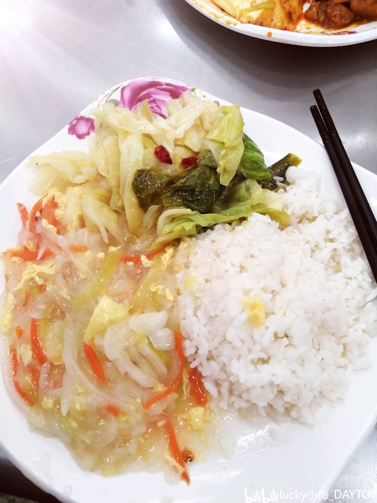 还是,要吃哇… 晚餐: 青椒木耳炒肉 炒白菜 米饭