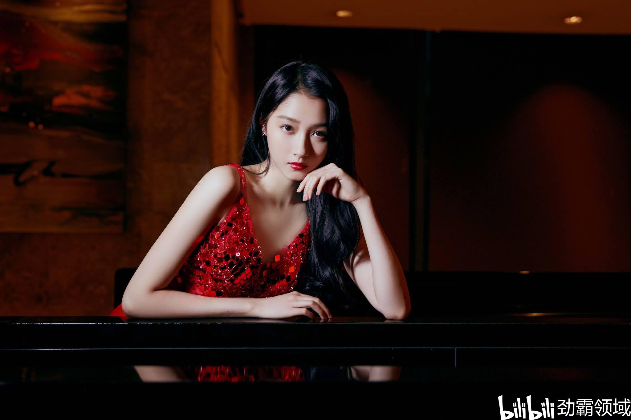 关晓彤成熟风写真