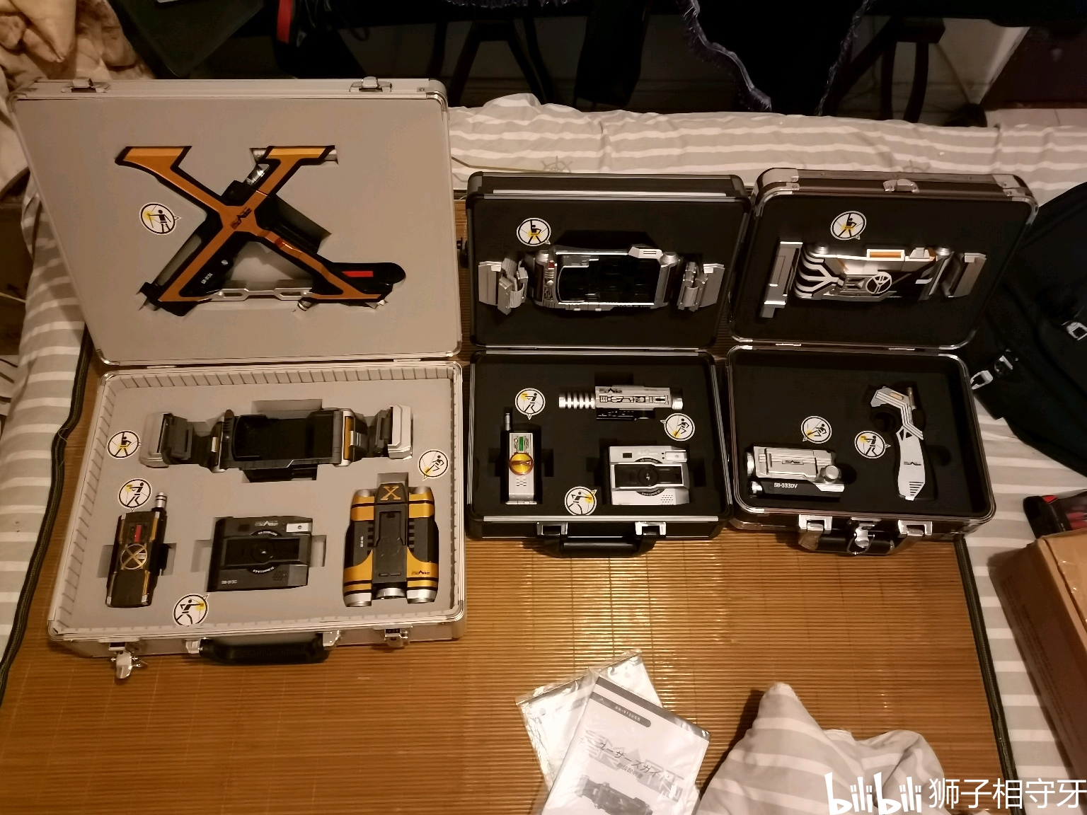 三个箱子都有一把钥匙上锁,但是我发现好像钥匙是通用三个箱子的.