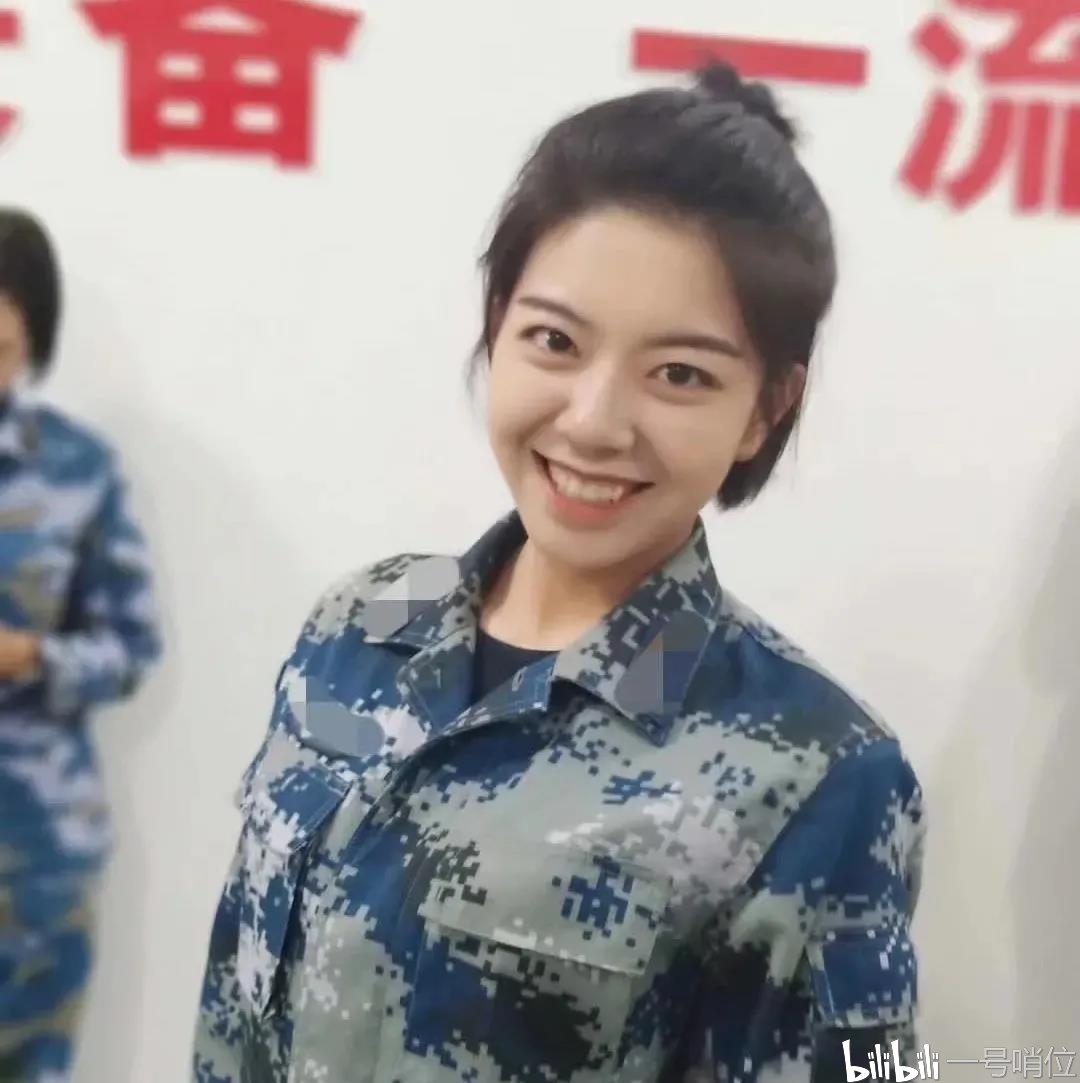 参加过国庆阅兵退伍回校的军训女教官太飒了