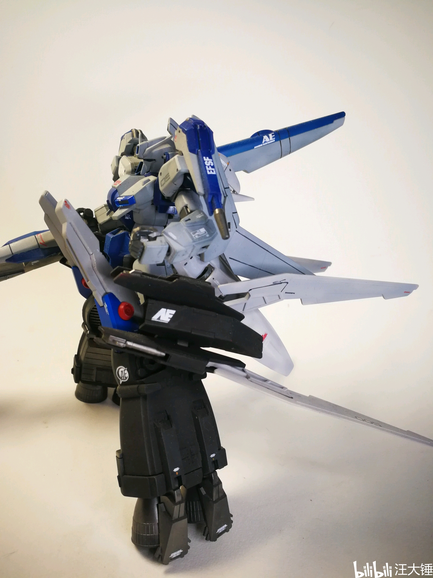 原本安装在腰部的小型光束炮被安置在了肩膀上,作为对近距离敌人的