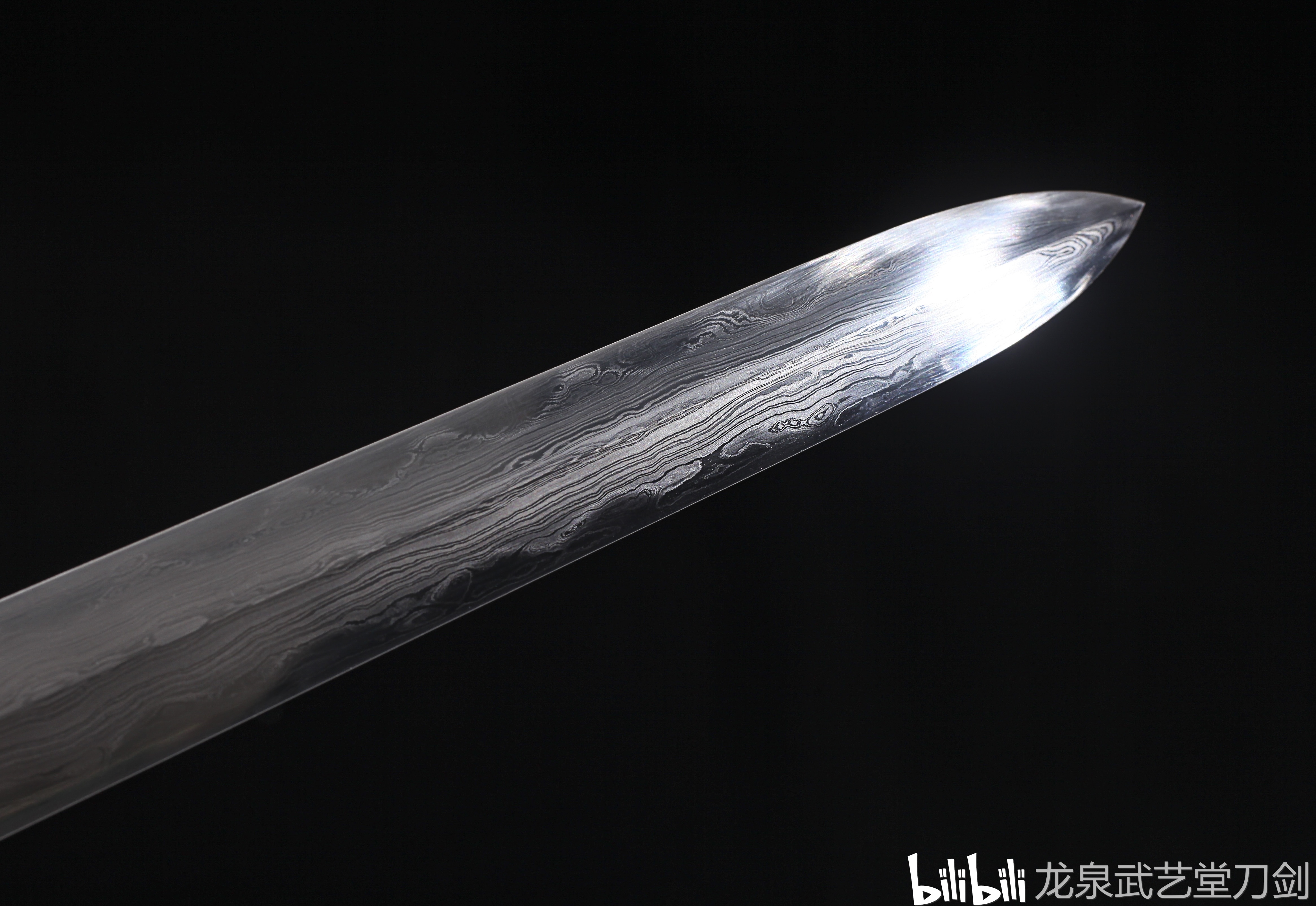 请欣赏-百炼花纹钢覆土烧刃蝙蝠剑