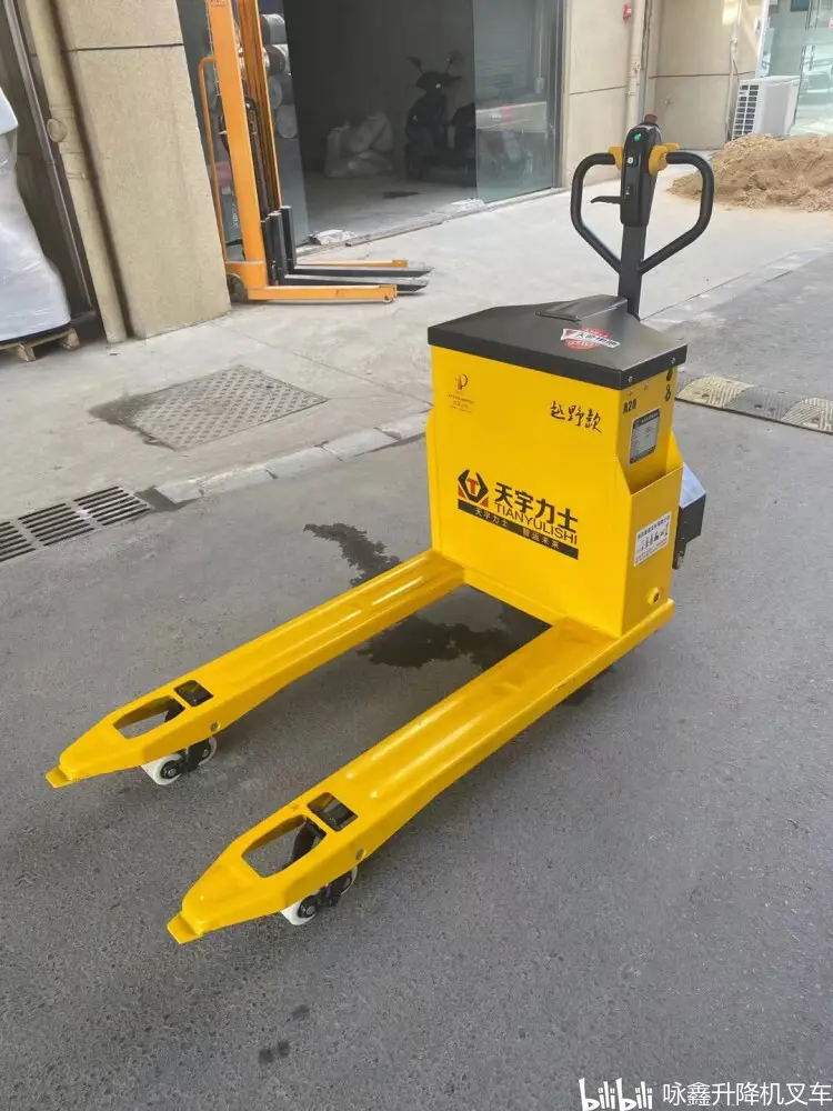 深圳天宇力士电动地牛叉车,轻松搬运钢管