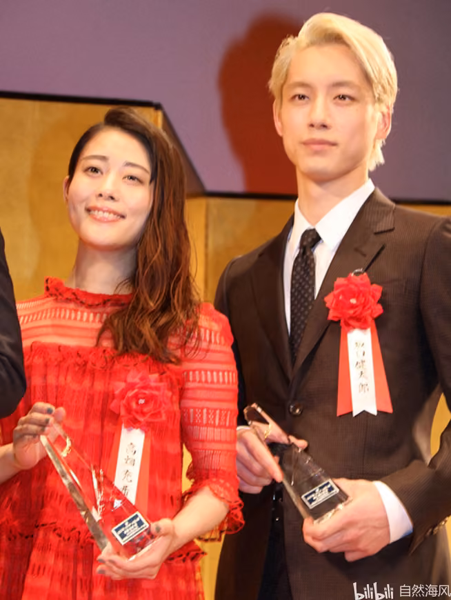 坂口健太郎和高畑充希分手,从16年开始交往到去年秋天结束.