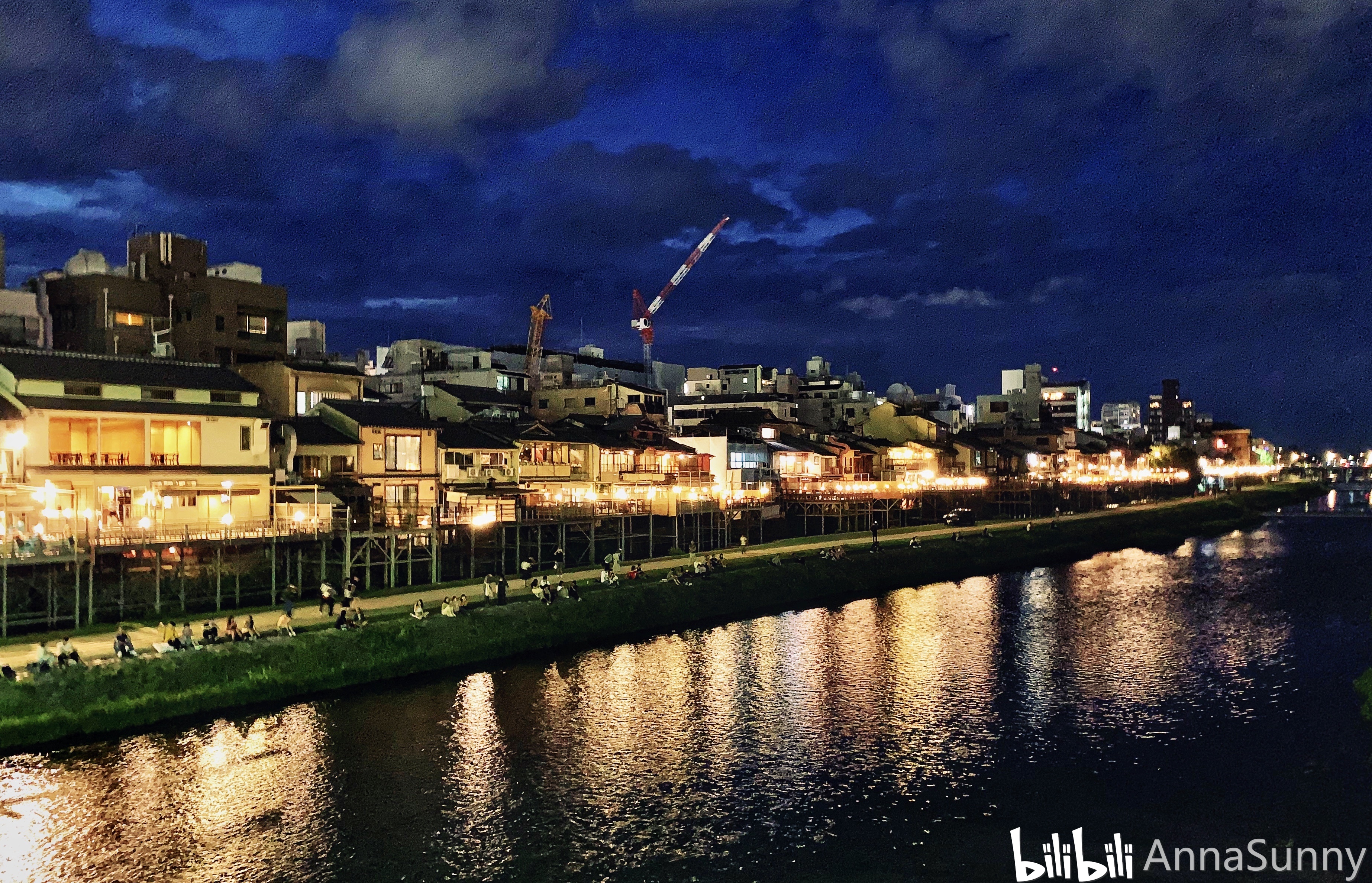 灯火通明的鸭川