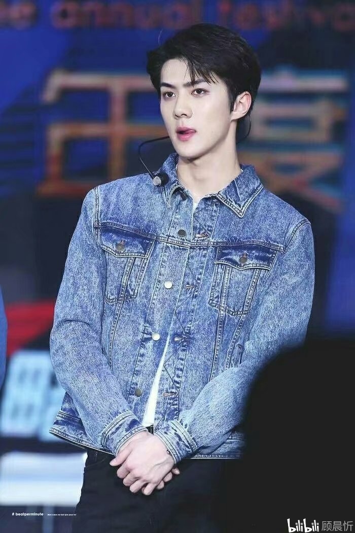 据消息称,吴世勋常去一家私房菜馆里面吃饭,在一个阴天,宋浚掐着点