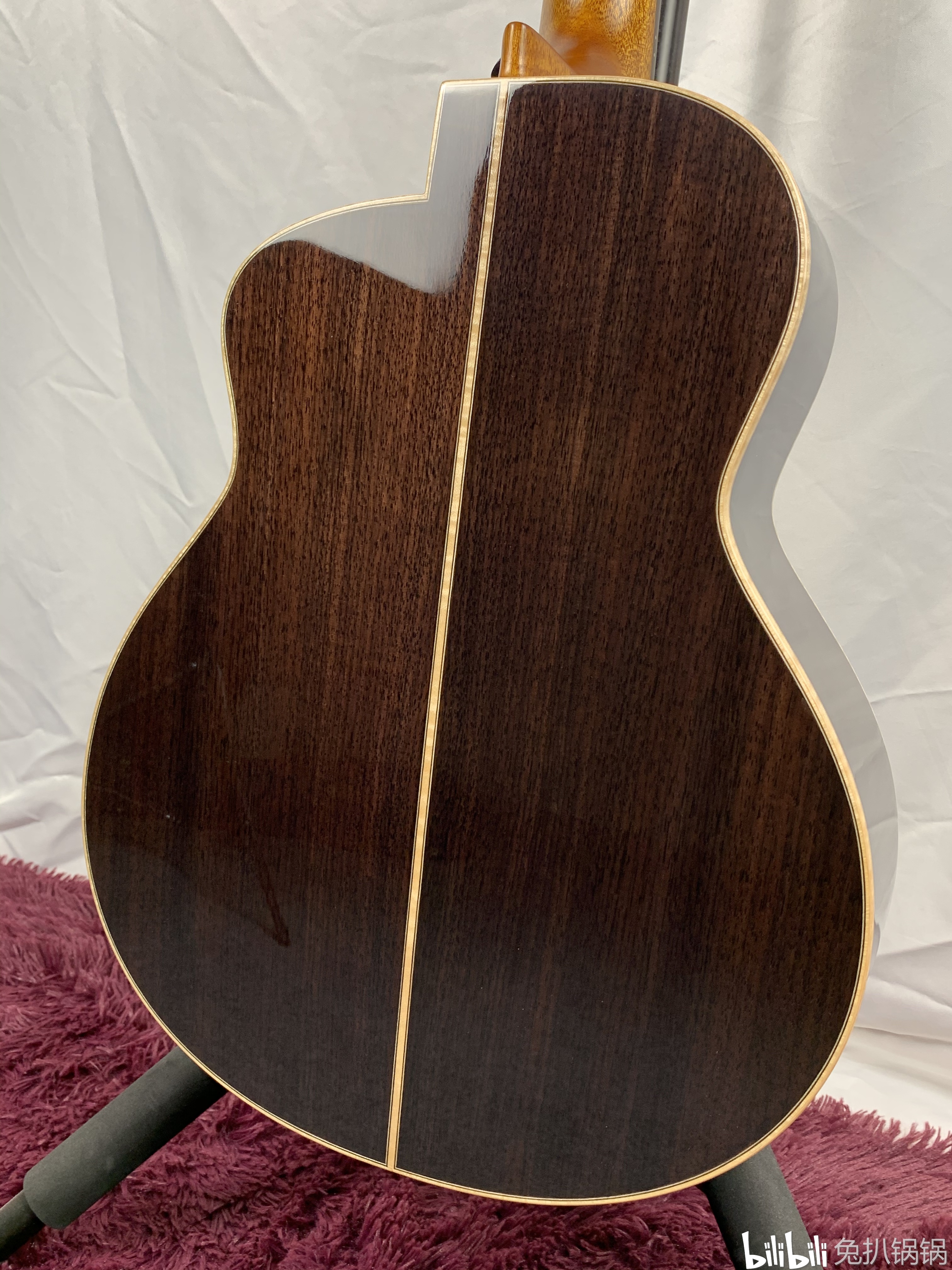 懂得自然懂 **面板:单板瑞士月亮云杉 **背侧:单板印度玫瑰木