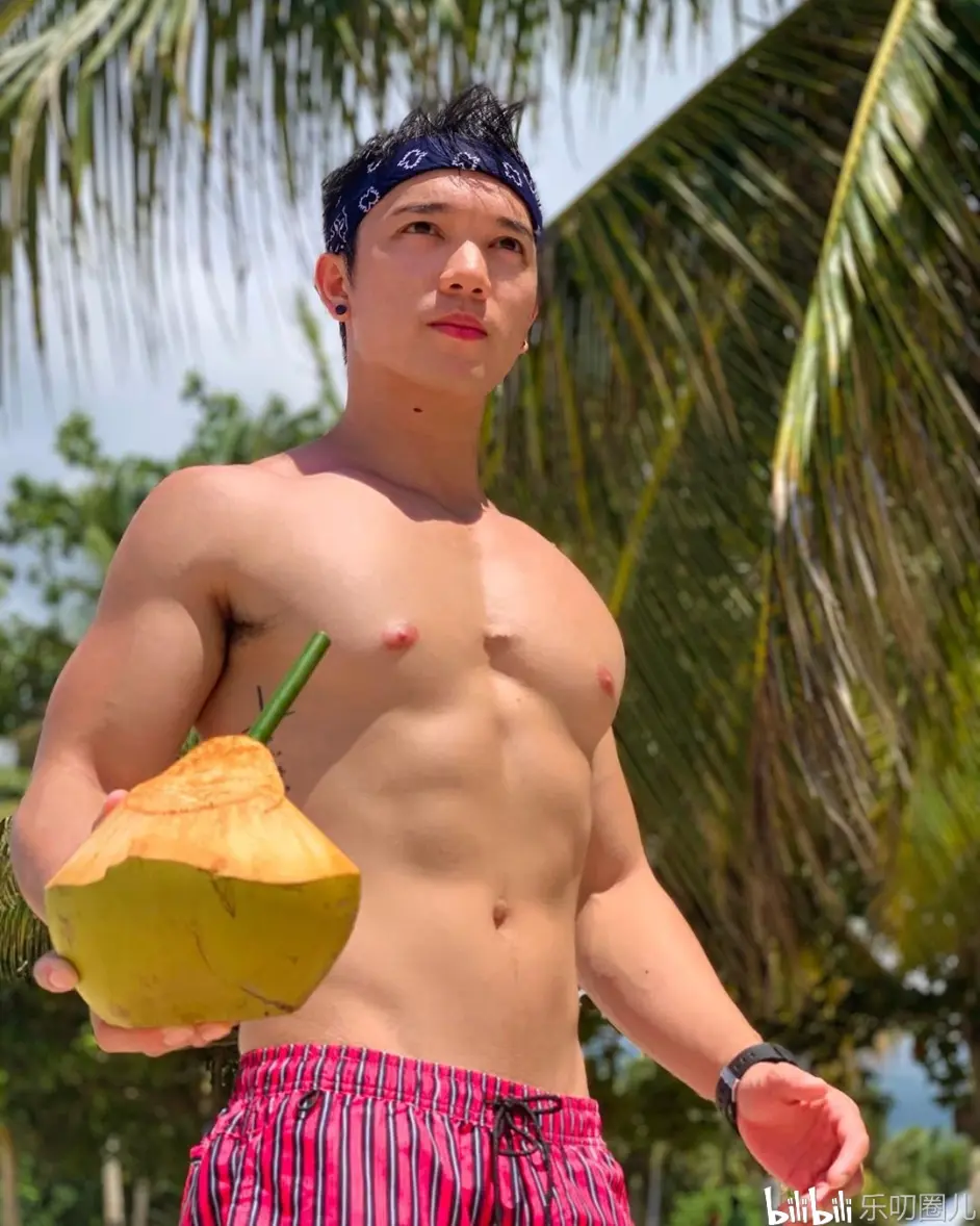 天蓝蓝 水蓝蓝 肌肉靓仔海边拍写真 胸肌 腹肌 子弹肌齐亮相 哔哩哔哩