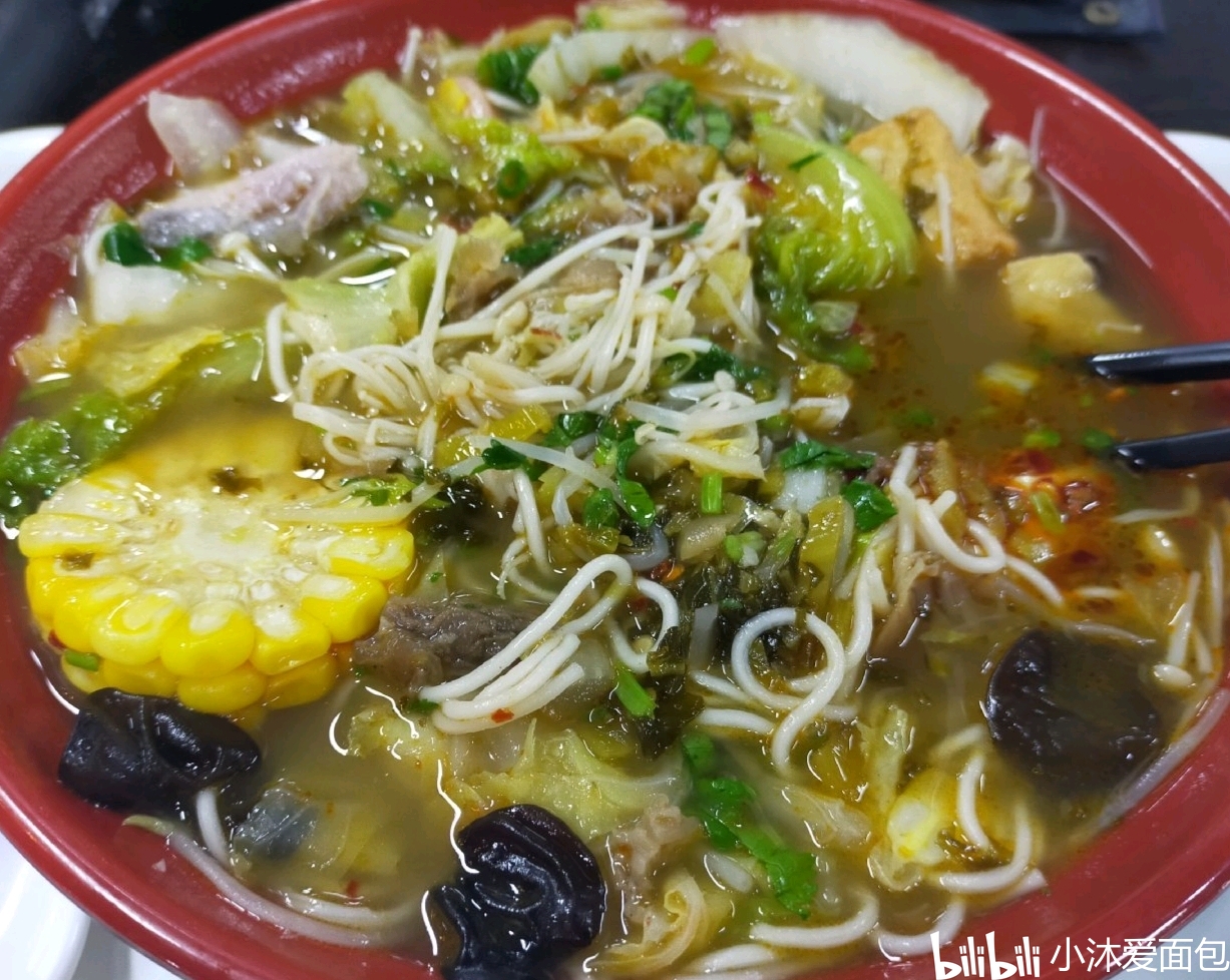 晚餐:料足足的肥牛蔬菜面