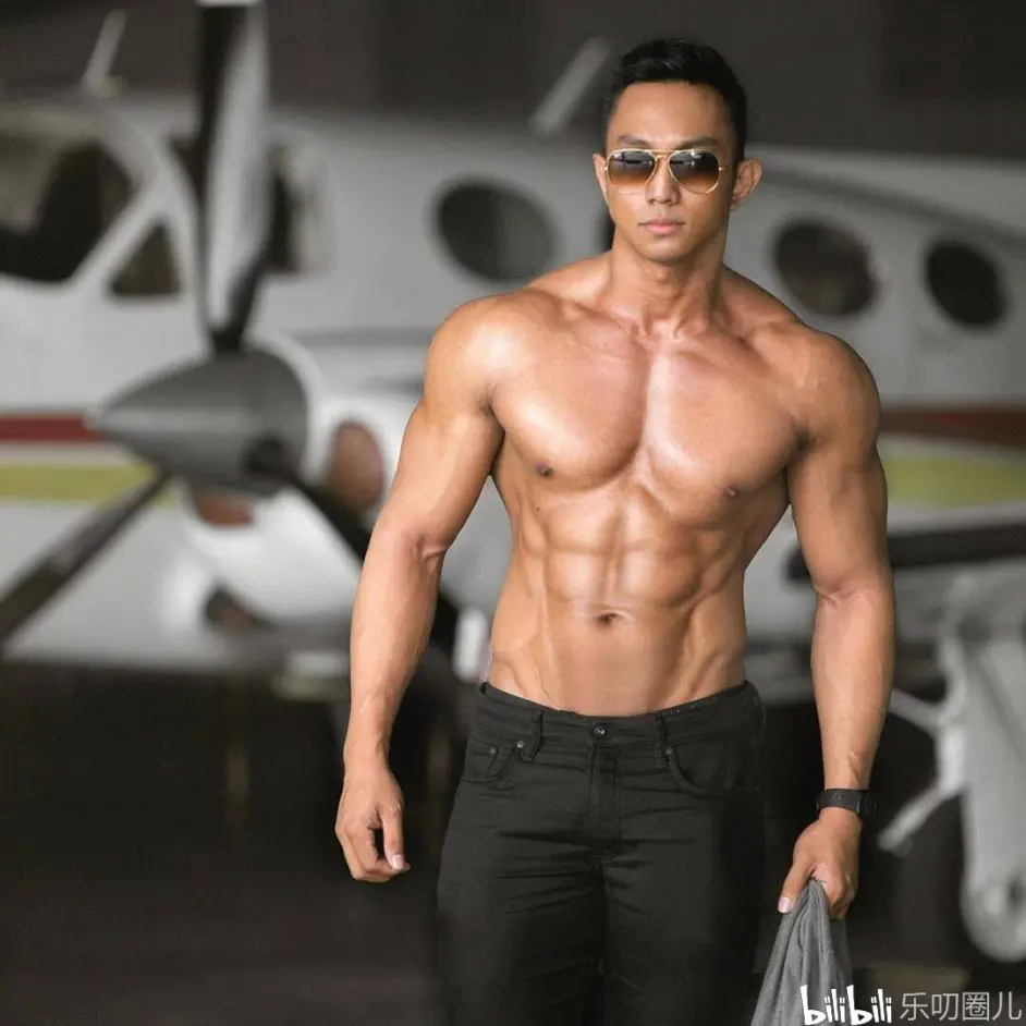 男友力爆棚的肌肉型男 小麦色肤色下是精致的腹肌和性感的人鱼线 哔哩哔哩