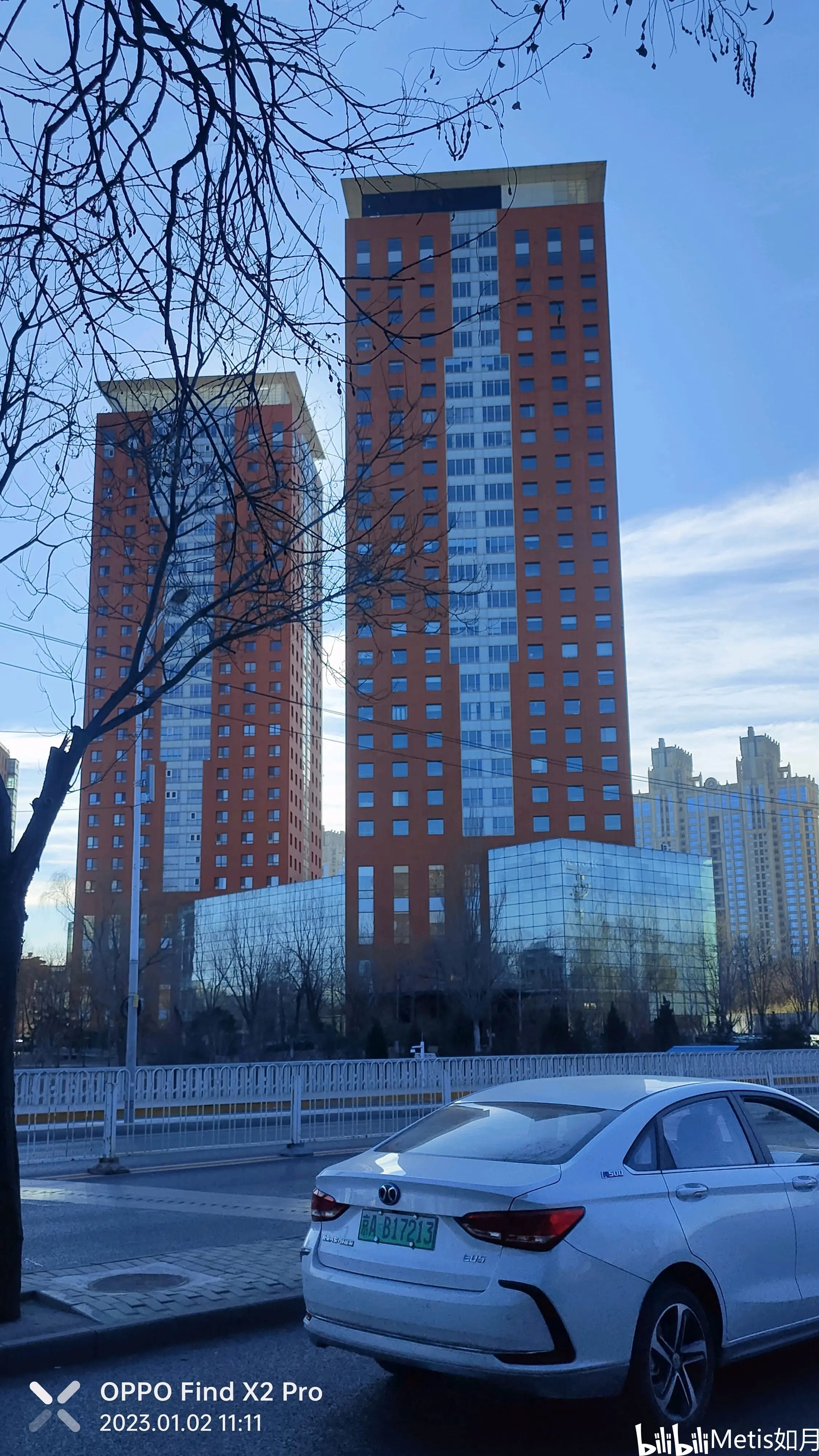 青烟袅袅如大片的白云7815一般腾舞着……原来是丽都饭店的一个高