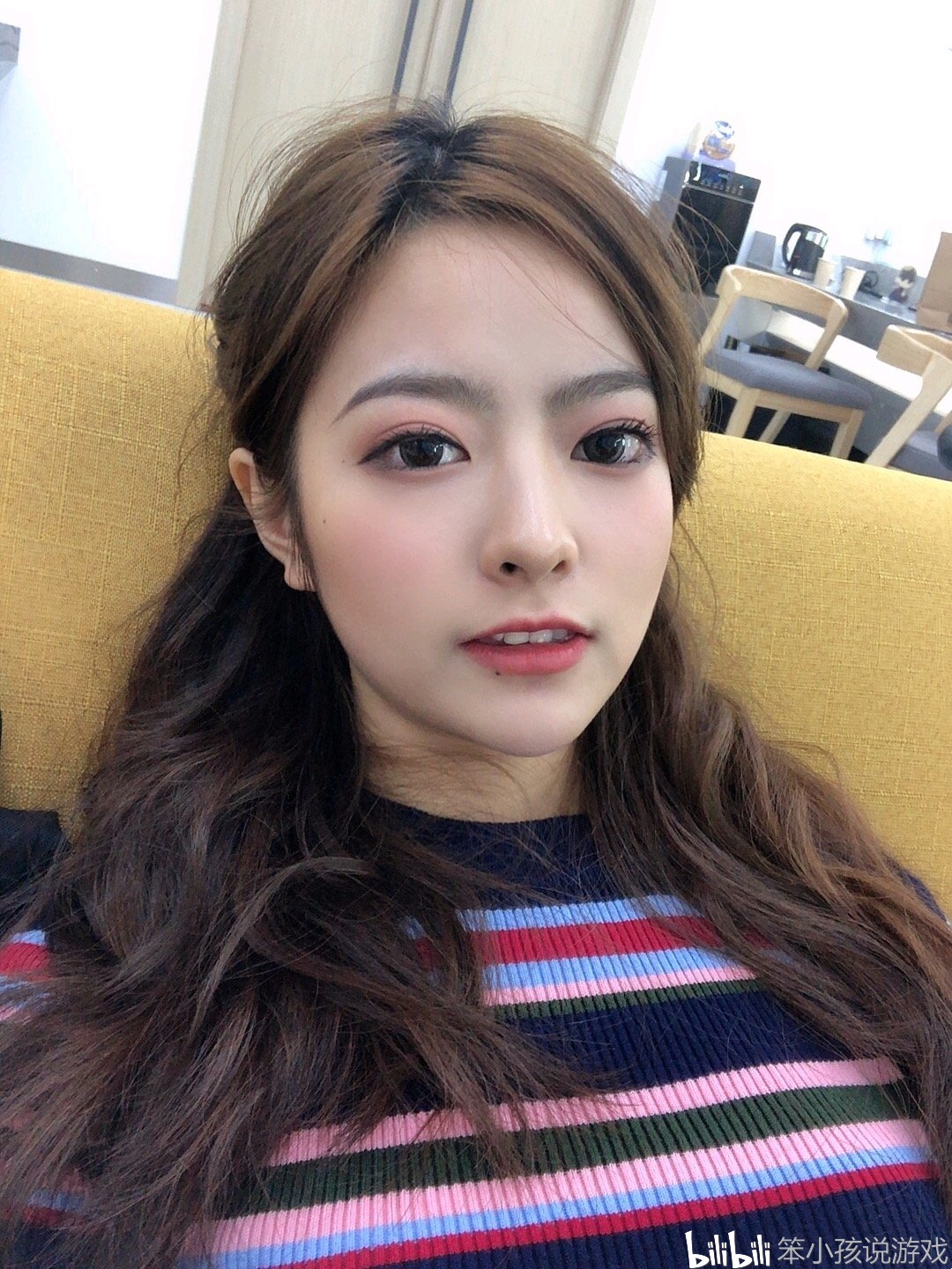 lol一笔姐直播轰炸王多多婚内想出轨在机场有出格举动