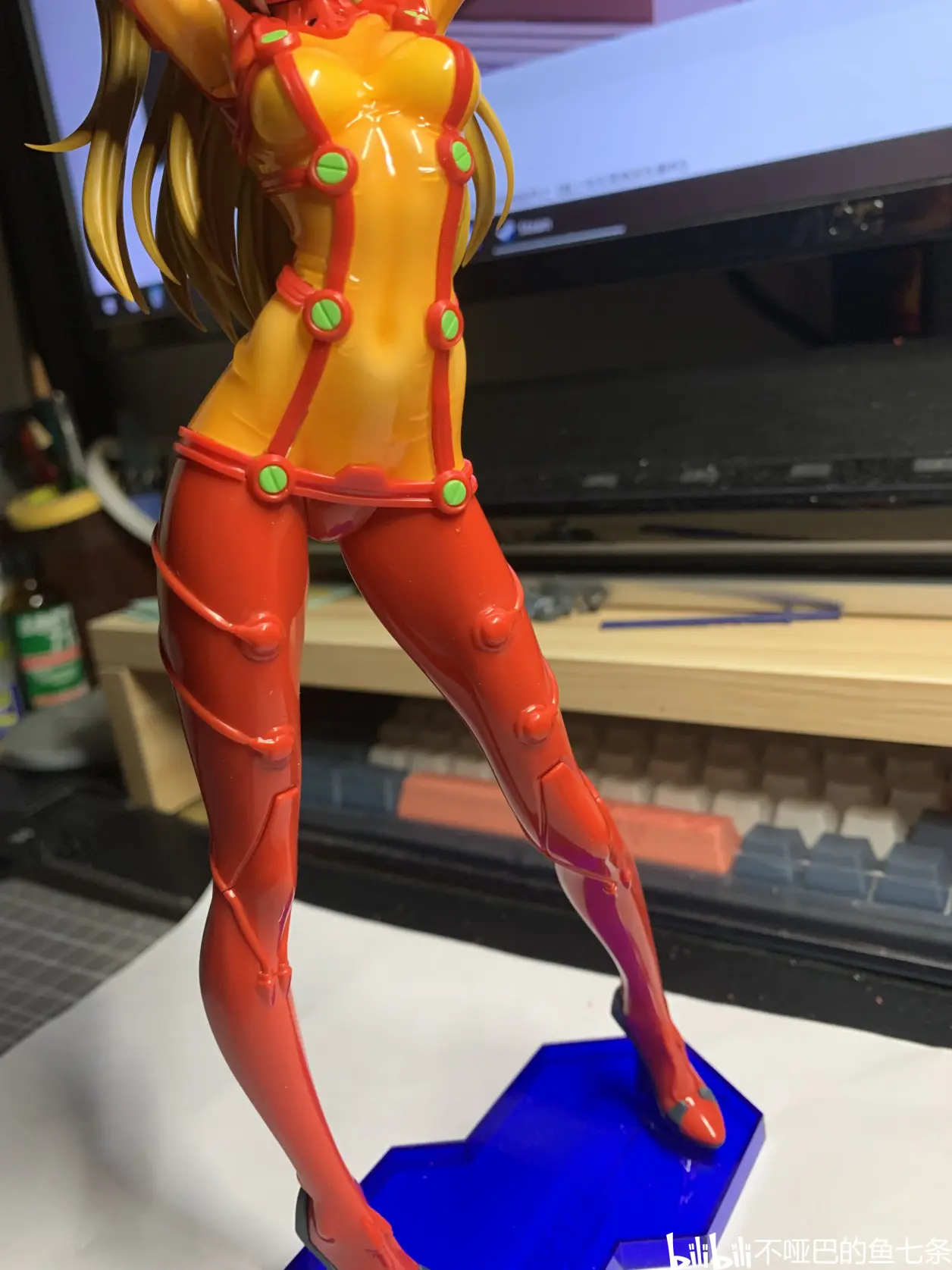 明日香合个影,有一个是国产,一个是扭蛋,一个pop,等另一个国产手办